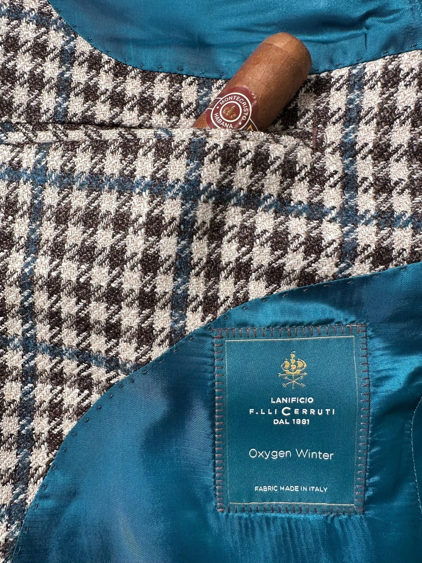 Oxygen Winter &amp; Montecristo
Wool, Silk &amp; Fire

#lanificiocerruti #habana #montecristo #cigaraficionado #cigarlife #cerruti1881 #jacket #cerruti #luxurynaturalfibres #cloth #fabric#cerruti #bespoketailoring #sprezzatura#montecristocigars #silk
