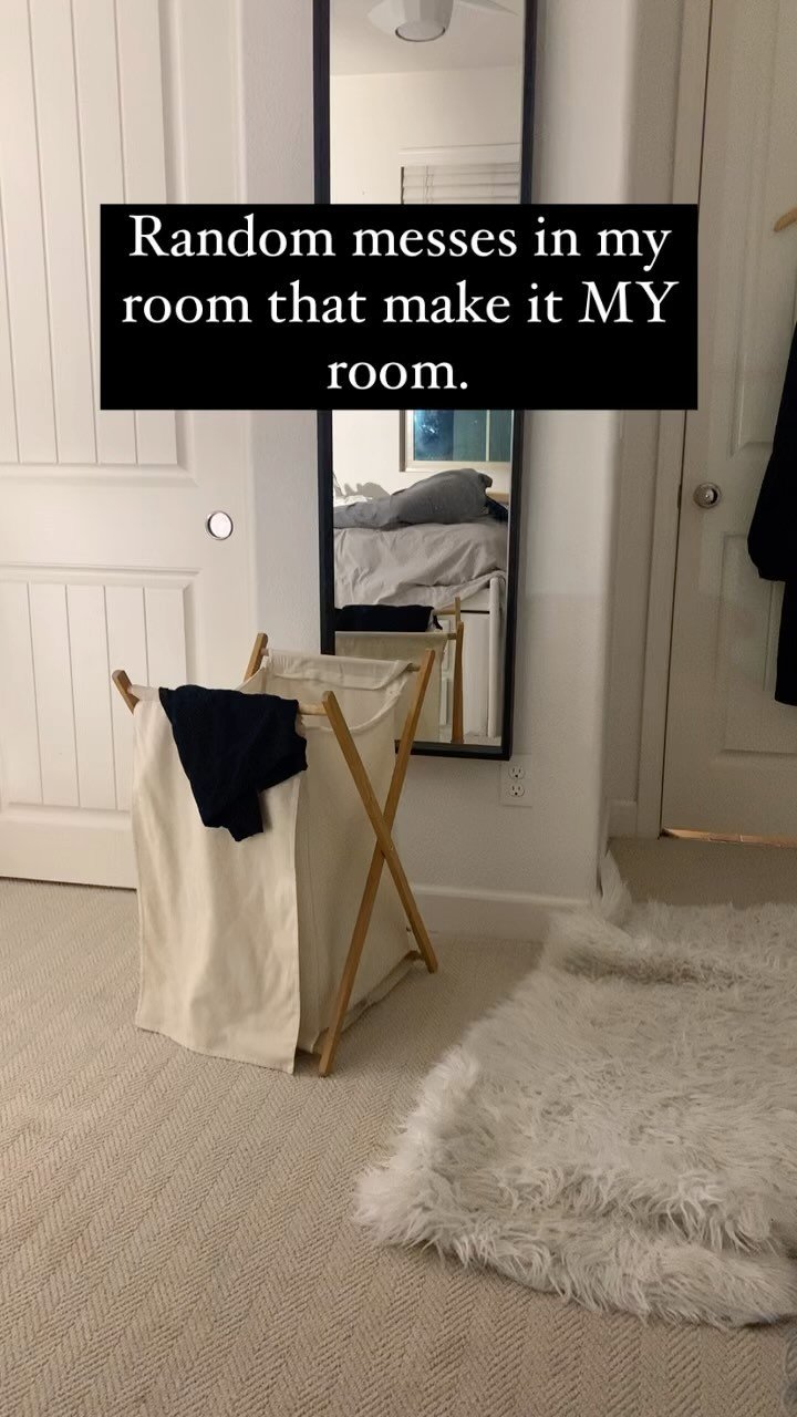 Romanticizing messes bc I’m too tired to clean it up properly…
.
.
.
#painting #roomdecor #mess #messyroom #roominspiration #room #bedroom #waterpolo #waterpololife #girlswaterpolo #girlsroom #art #studentart #artistsoninstagram