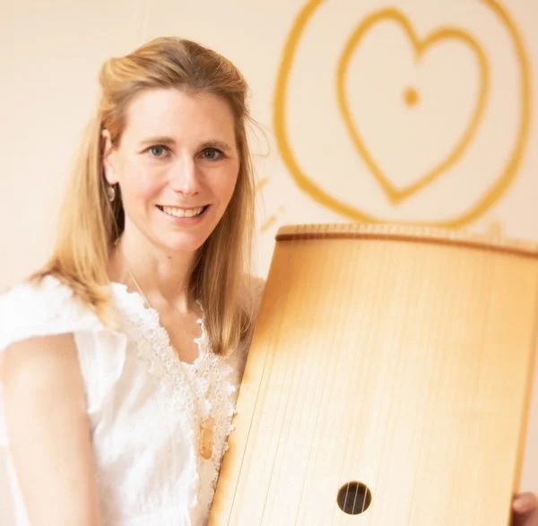 Marie-Sophie mit Tambura