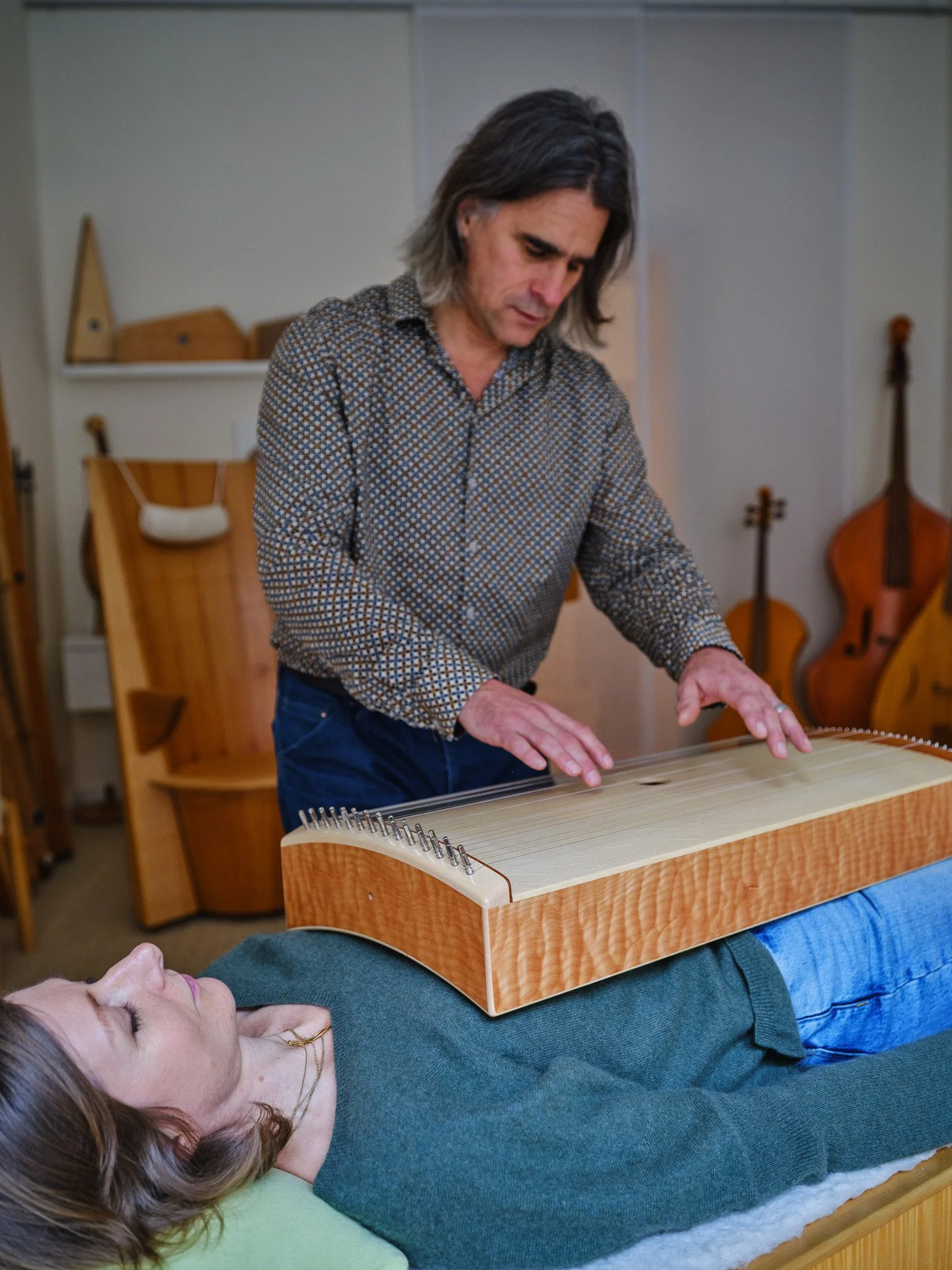 aufgelegte Tambura wird gespielt