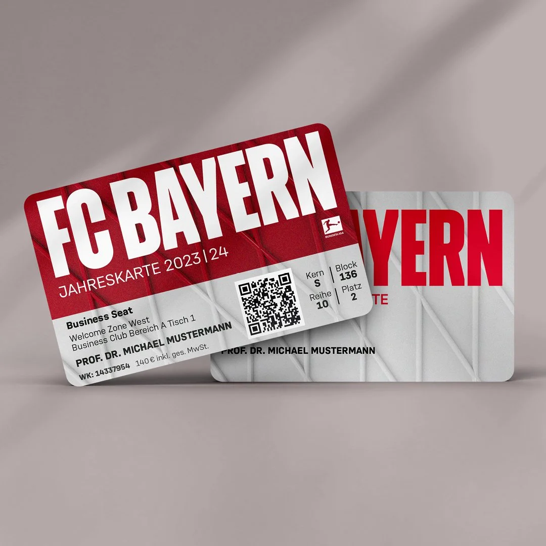 Saisonkarte für den Fußballclub FC Bayern, gültig für die Spielzeit 2023/24, auf weißem Hintergrund mit QR-Code, Sitznummern und Informationen