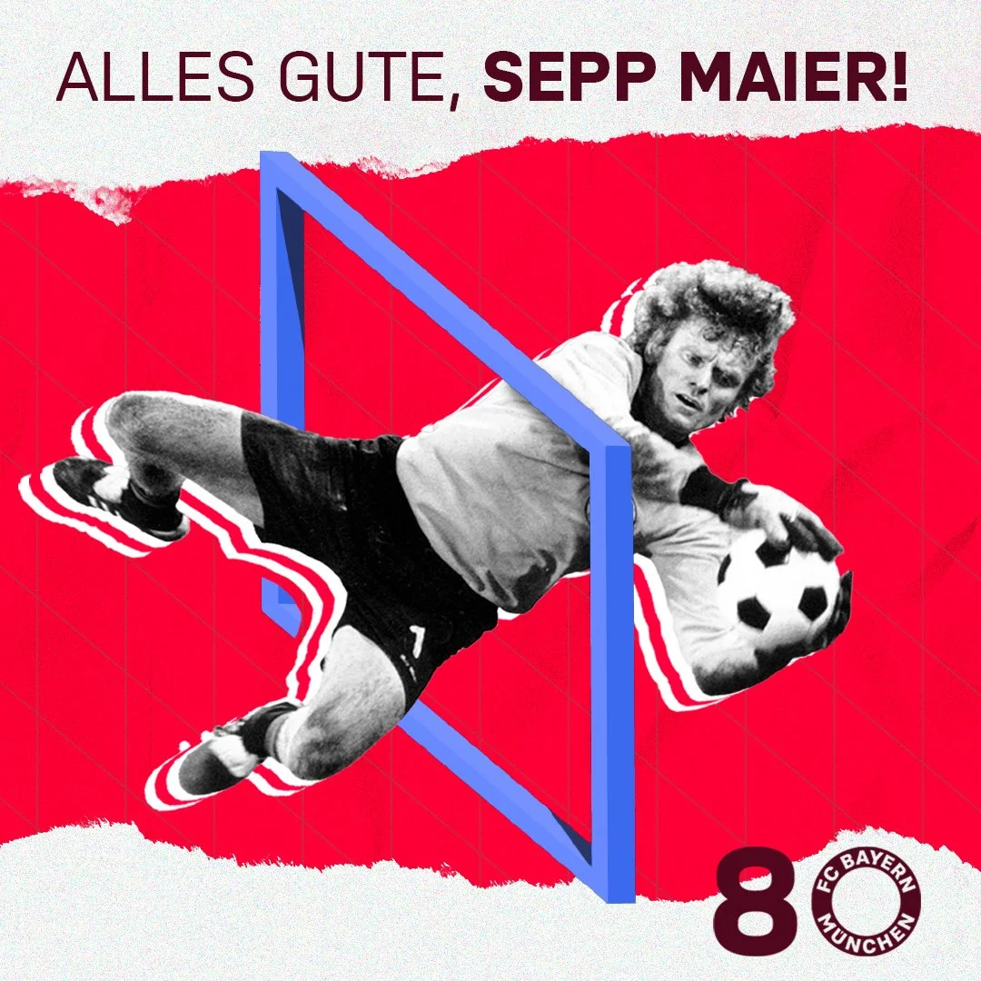 Grafik mit einem schwarzen und weißen Oldschool-Fußballtor, darin ein schwarz-weißes, historisches Bild eines Torhüters, der einen Fußball hält. Der Hintergrund ist rot mit weißen Rändern und einem Grußtext: 'Alles Gute, Sepp Maier!'. Unten rechts befindet sich das FC Bayern München Logo und die Zahl 8.