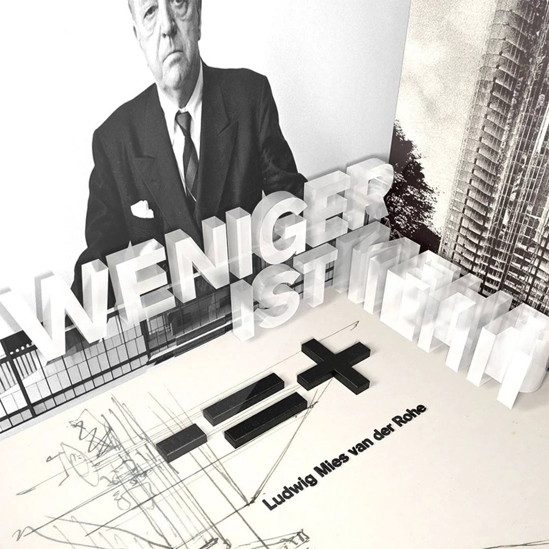Schwarz-weiß-Bild mit einem Mann in Anzug und Brille, großer architektonischer Hintergrund, 3D-Text 'VIENIGER IST UN' und ein Bauplan mit dem Namen Ludwig Mies van der Rohe