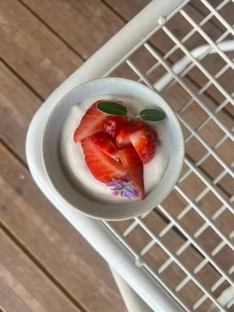 Crème sauge cassis et fraises fraîches