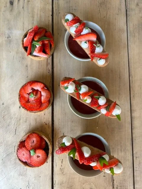 De la fraise associée à des plantes sauvages en pâtisserie