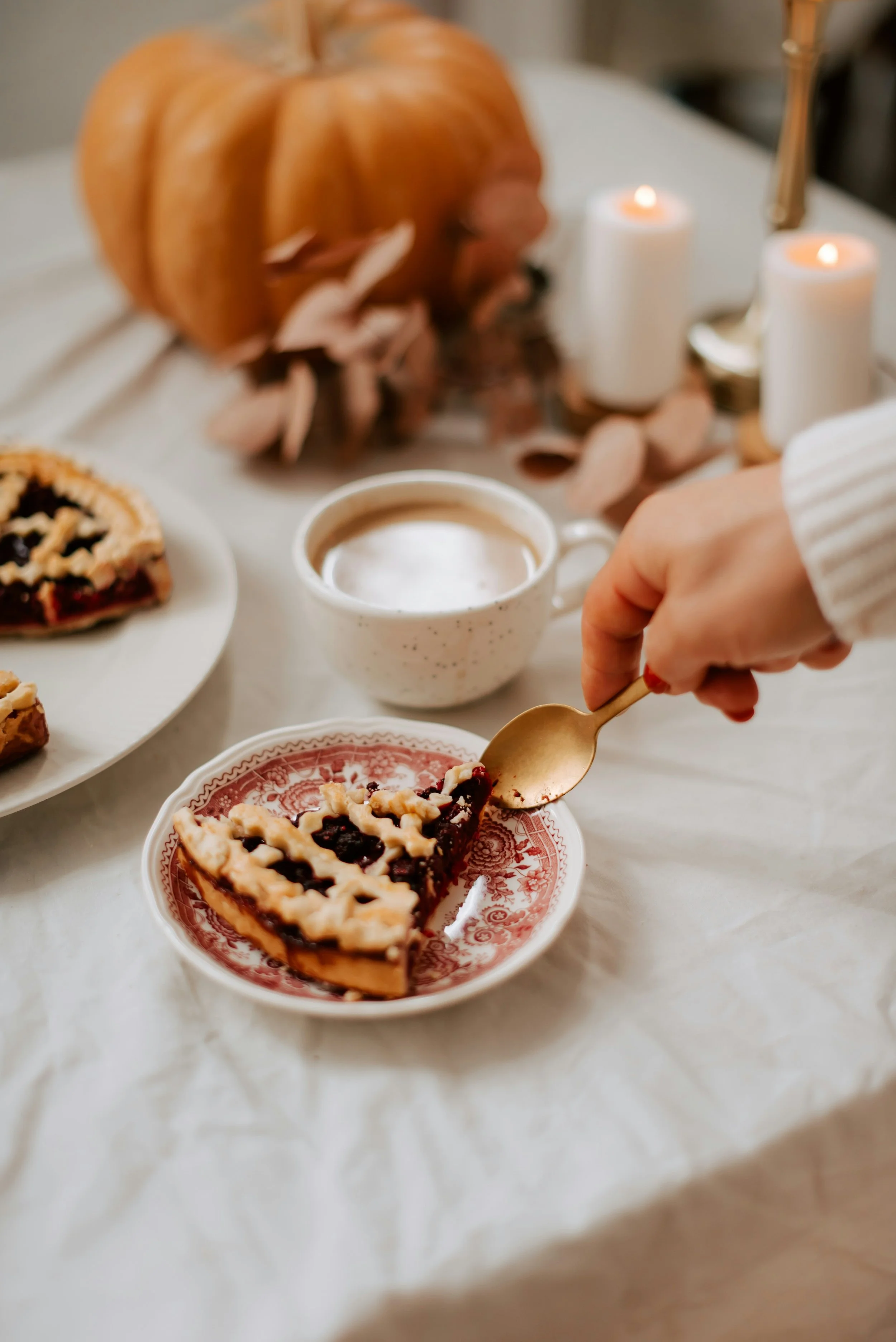 Goûter autour d’un gâteau naturel fait maison avec des ingrédients locaux.