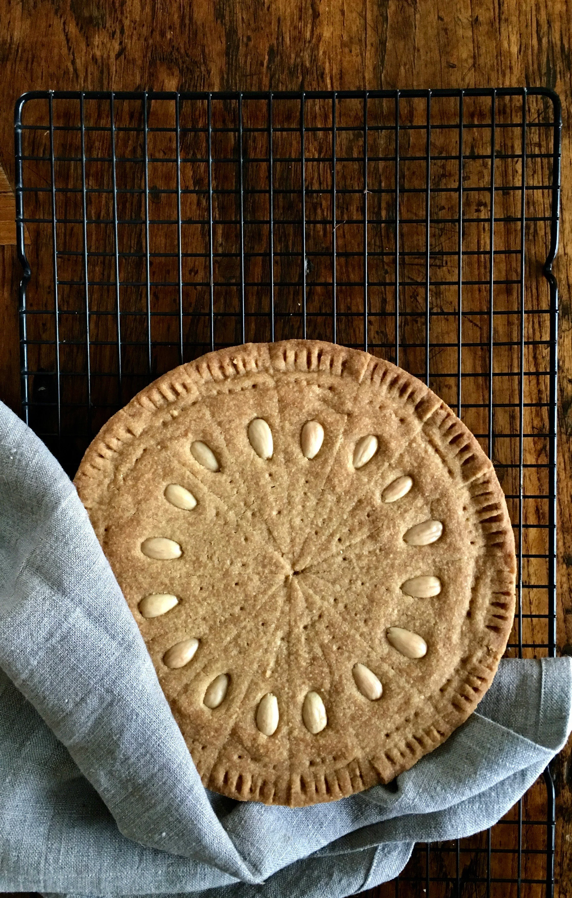 Tarte artisanale préparée avec des ingrédients simples et naturels.