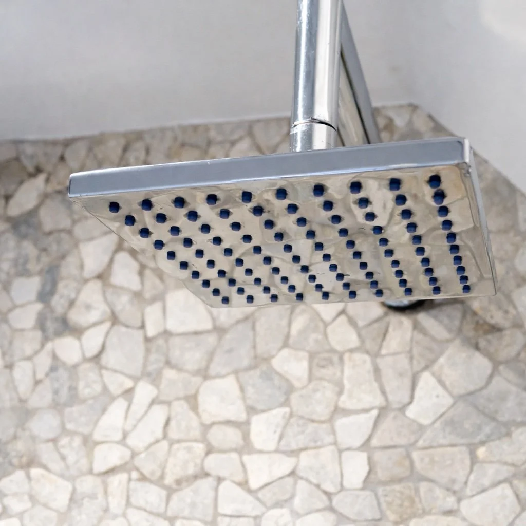 Kalk in de badkamer? Zo maak je het schoon zonder schrobben