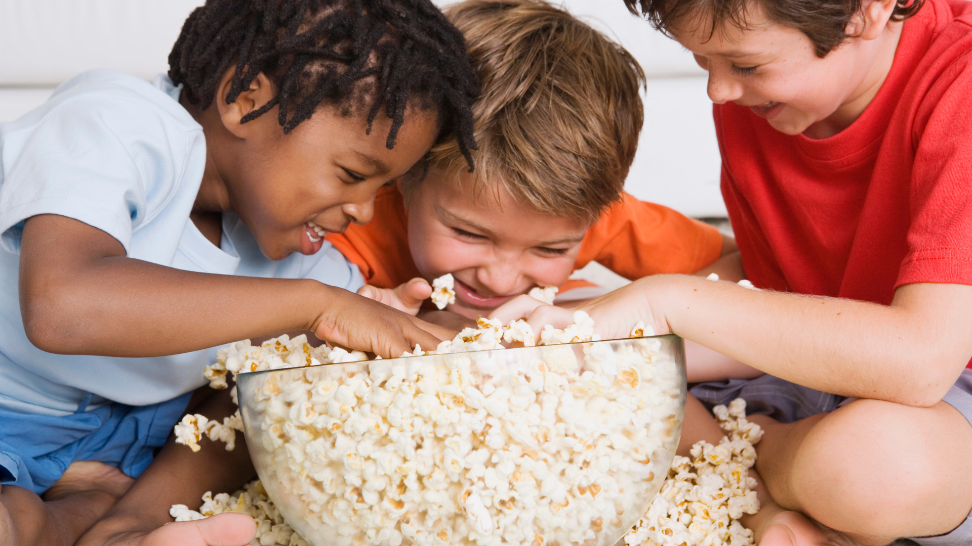 Thuisbioscoop kinderfeestje: zo maak je van je woonkamer een bioscoop (budgettips + popcorn!)