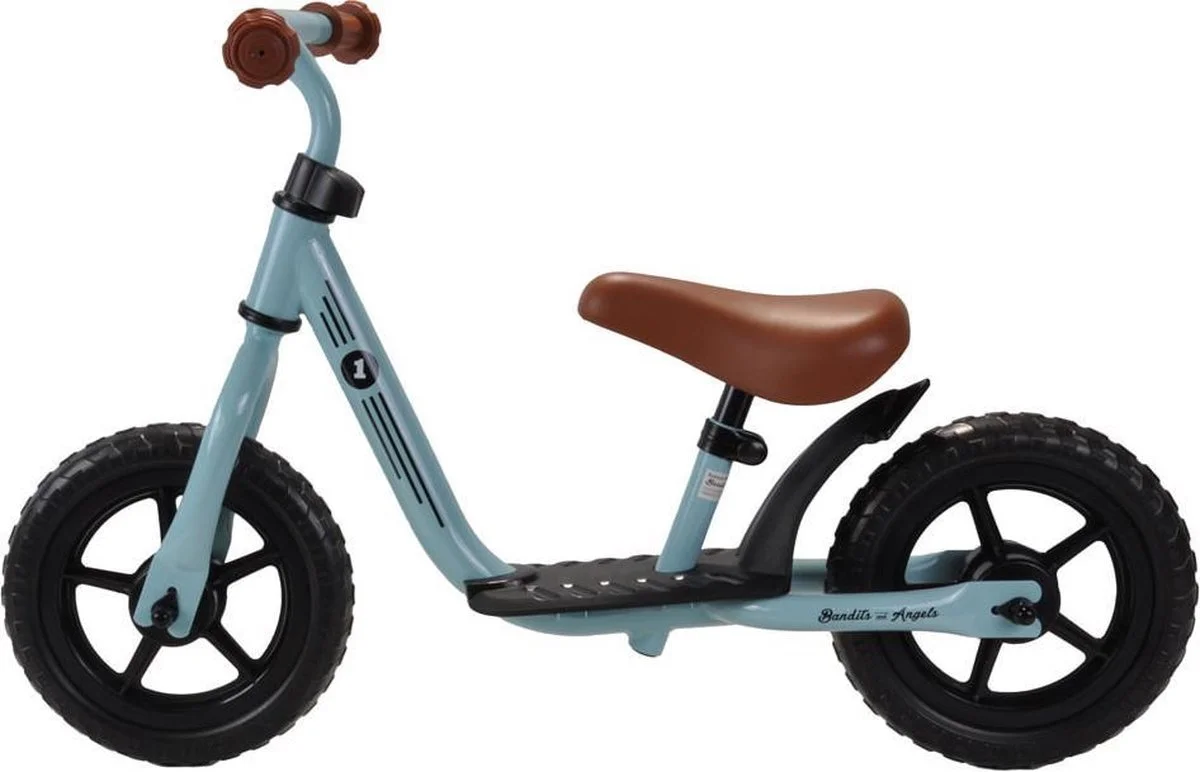 Een kinder loopfiets met een lichtblauwe frame, zwarte banden en bruin zadel.