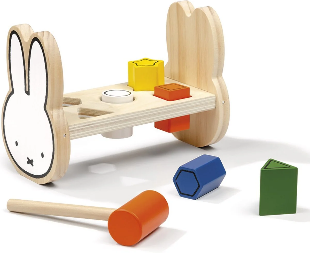 Nijntje hamerbankje - laat kleine kinderen lekker timmeren met Nijntje. Met houten hamertjes sla je vrolijke vormpjes in de bank.