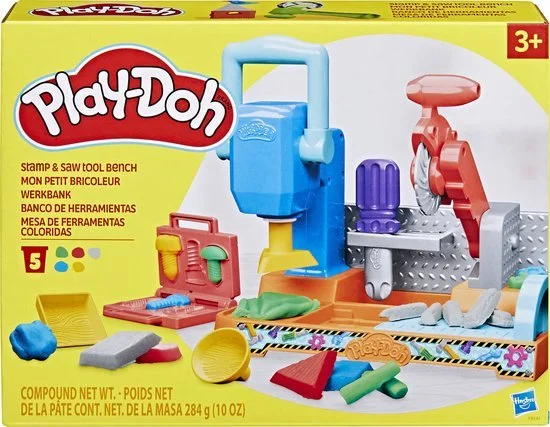 Play-Doh stempelen en zagen met stoer Play Doh gereedschap.