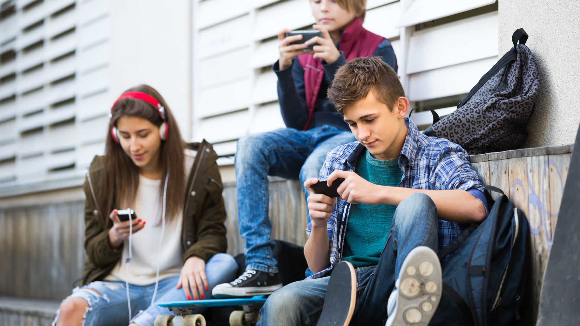 Pubers zitten op hun telefoon - vastgeplakt aan hun scherm