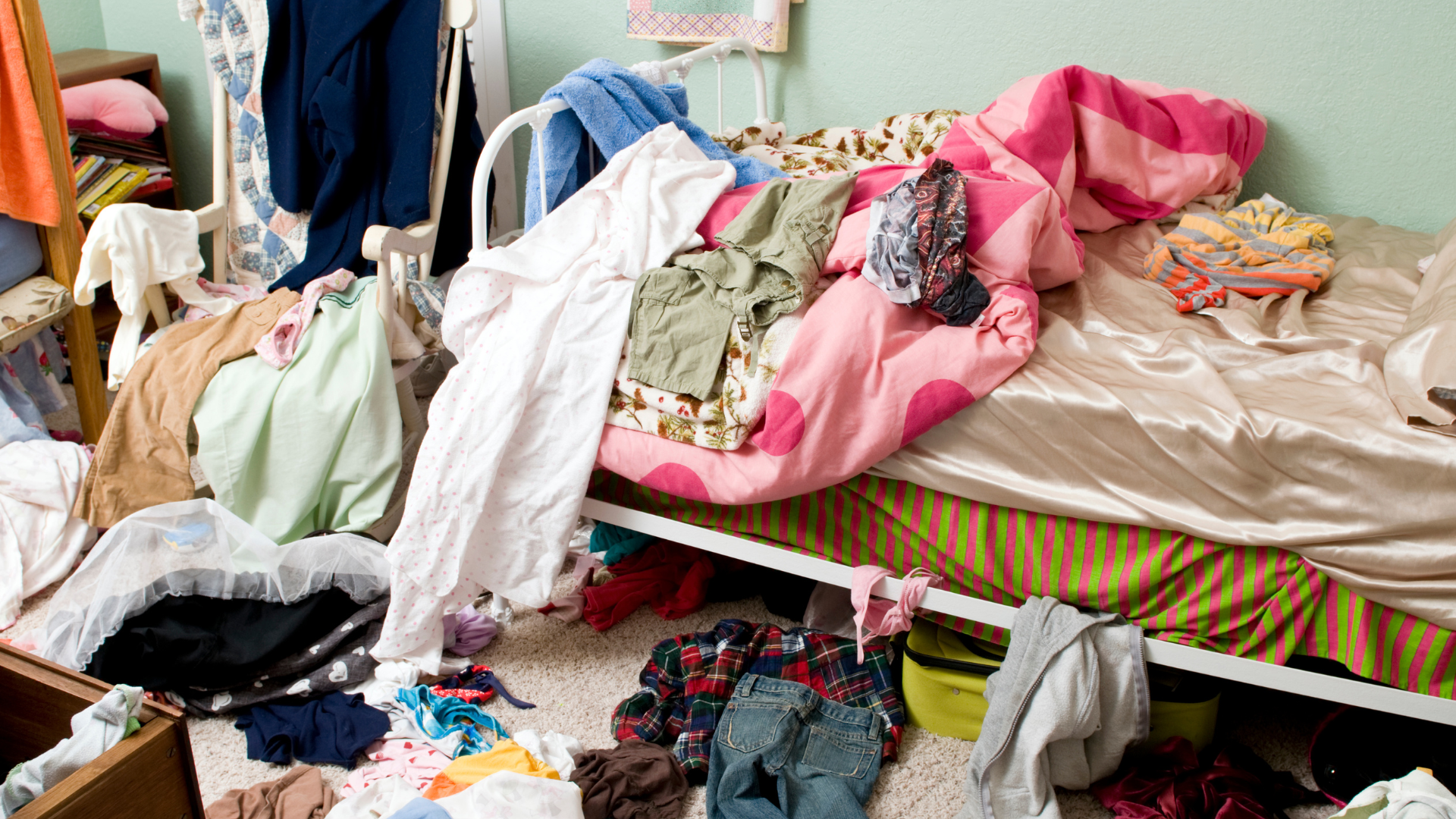 Puber met kleding -chaos