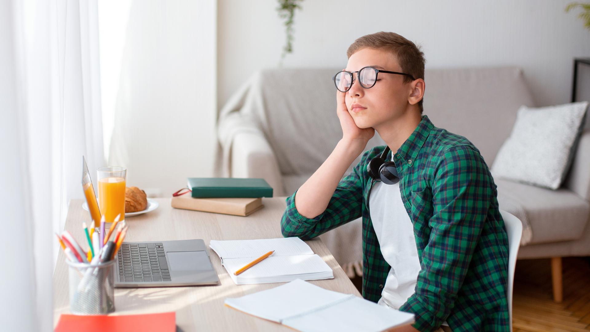 Waarom pubers altijd moe zijn (en jij daar gek van wordt)