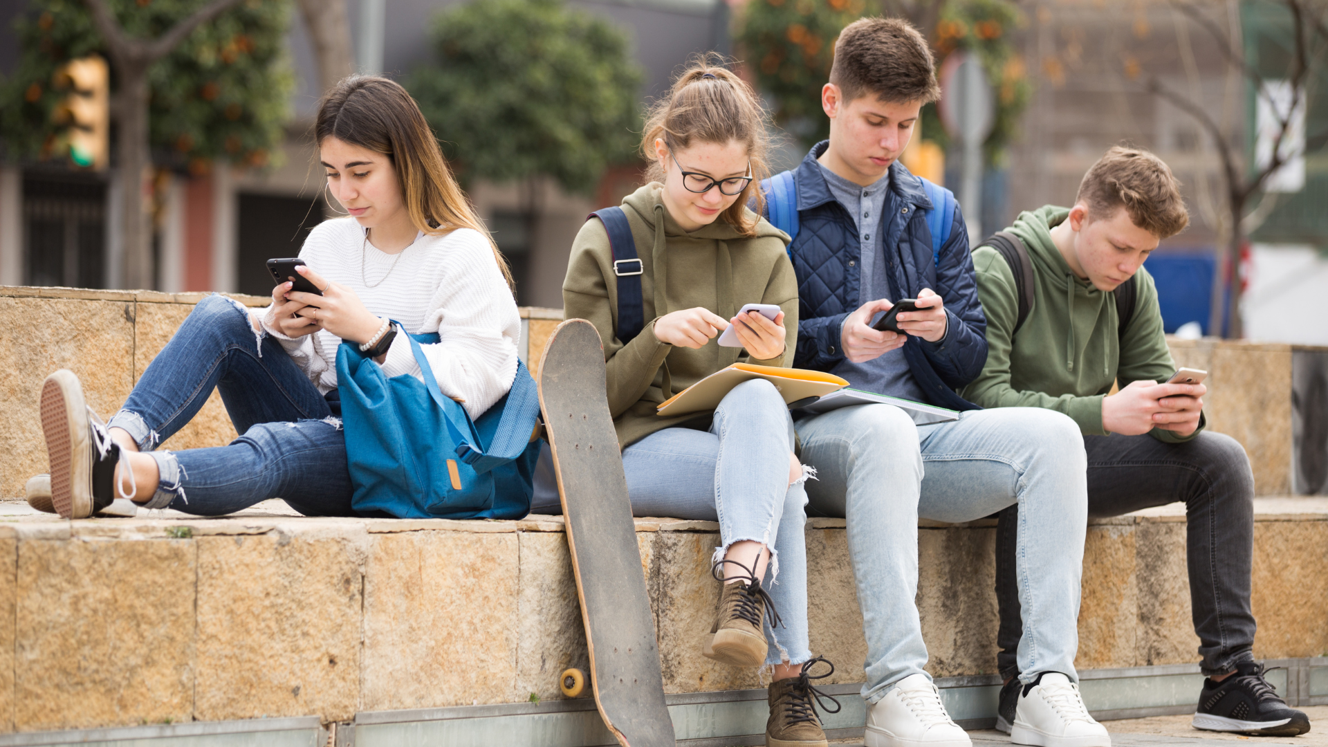 Pubers zitten op hun telefoon - vastgeplakt aan beeldscherm