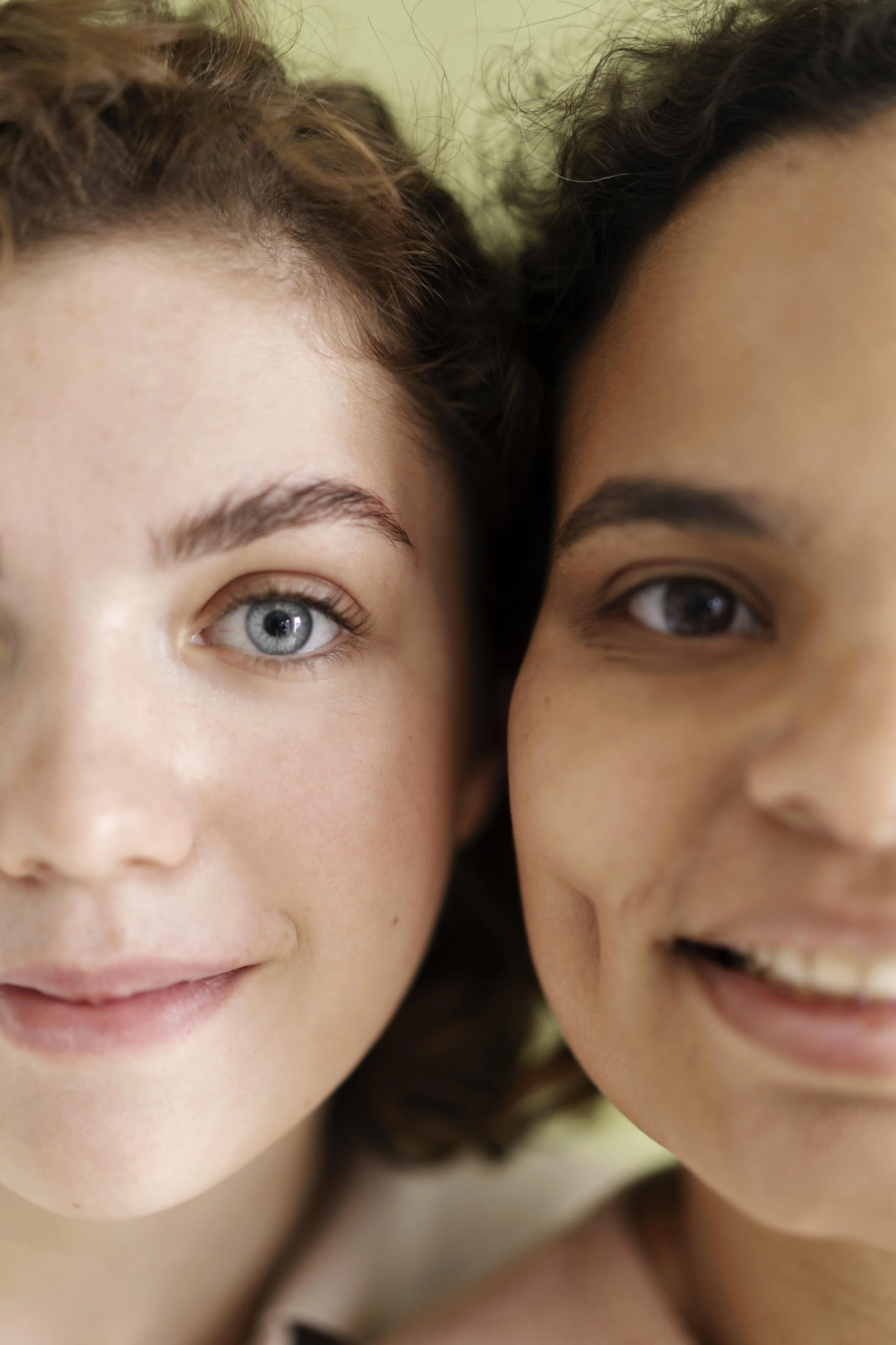 Two teenage girls together, representing connection and confidence in CMC Therapy’s social media wellness group for teens
