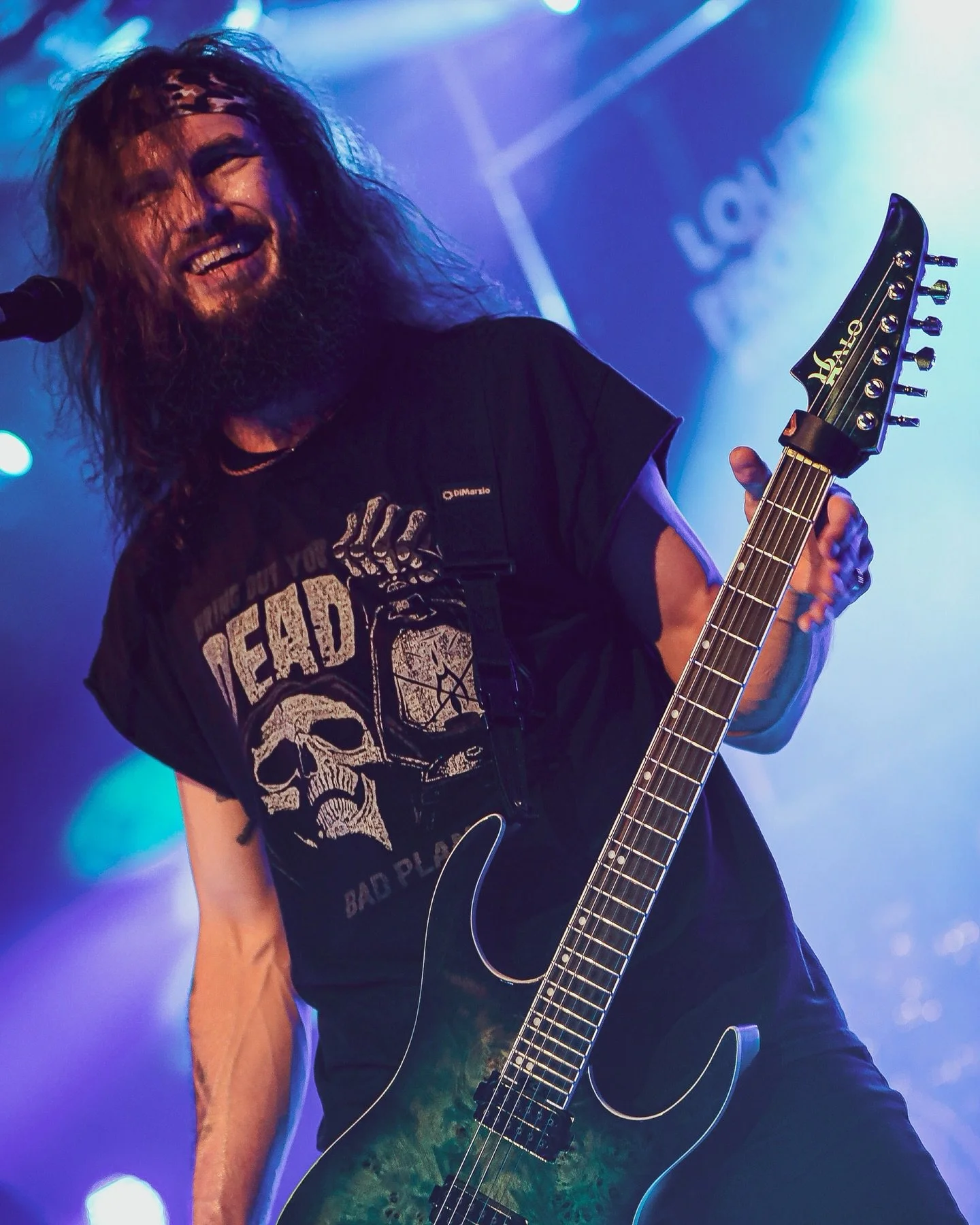 Who wouldn&rsquo;t smile while holding this @halocustomguitars Merus? 😃😃😃 should I get another Halo shredder? 🤔
Pics by @marynikkel and @officialkatiesmedia