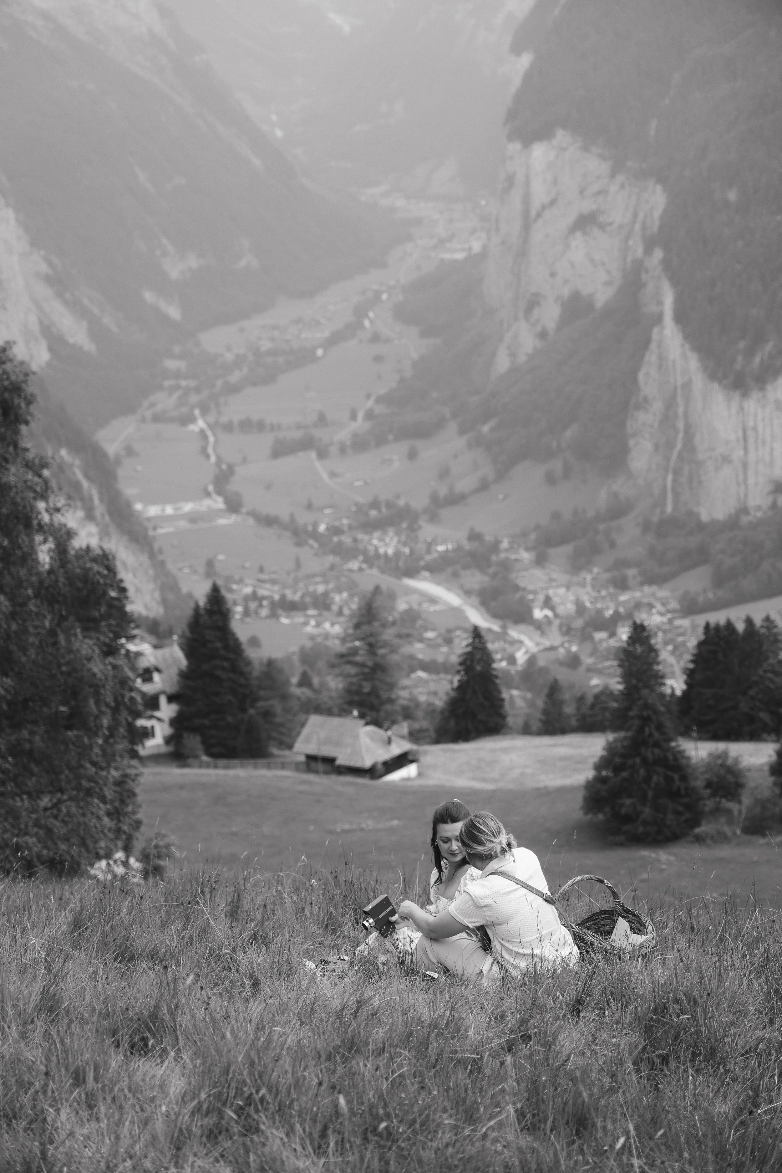 Switzerland-Black-and-White-picnic-couple-intimate-wengen-sarah-fingarson_.jpg
