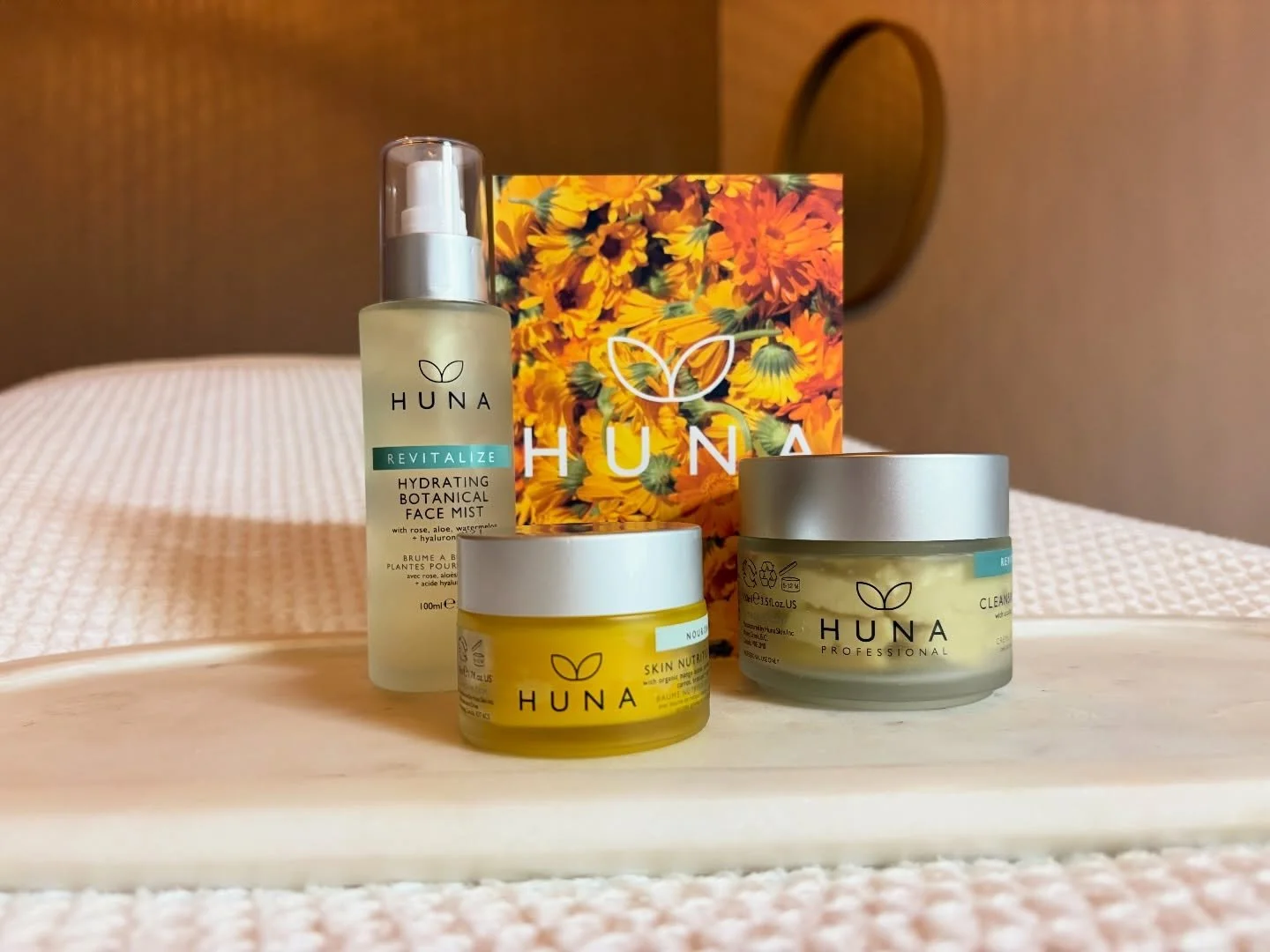 My three go to Huna products to nourish dry skin 🌼

The sun maybe peeking out and some warmer temps have arrived, but our environment is still so dry. 

🌼 Huna Revitalize Cleansing Creme
Will protect your skin barrier while leaving your skin feelin