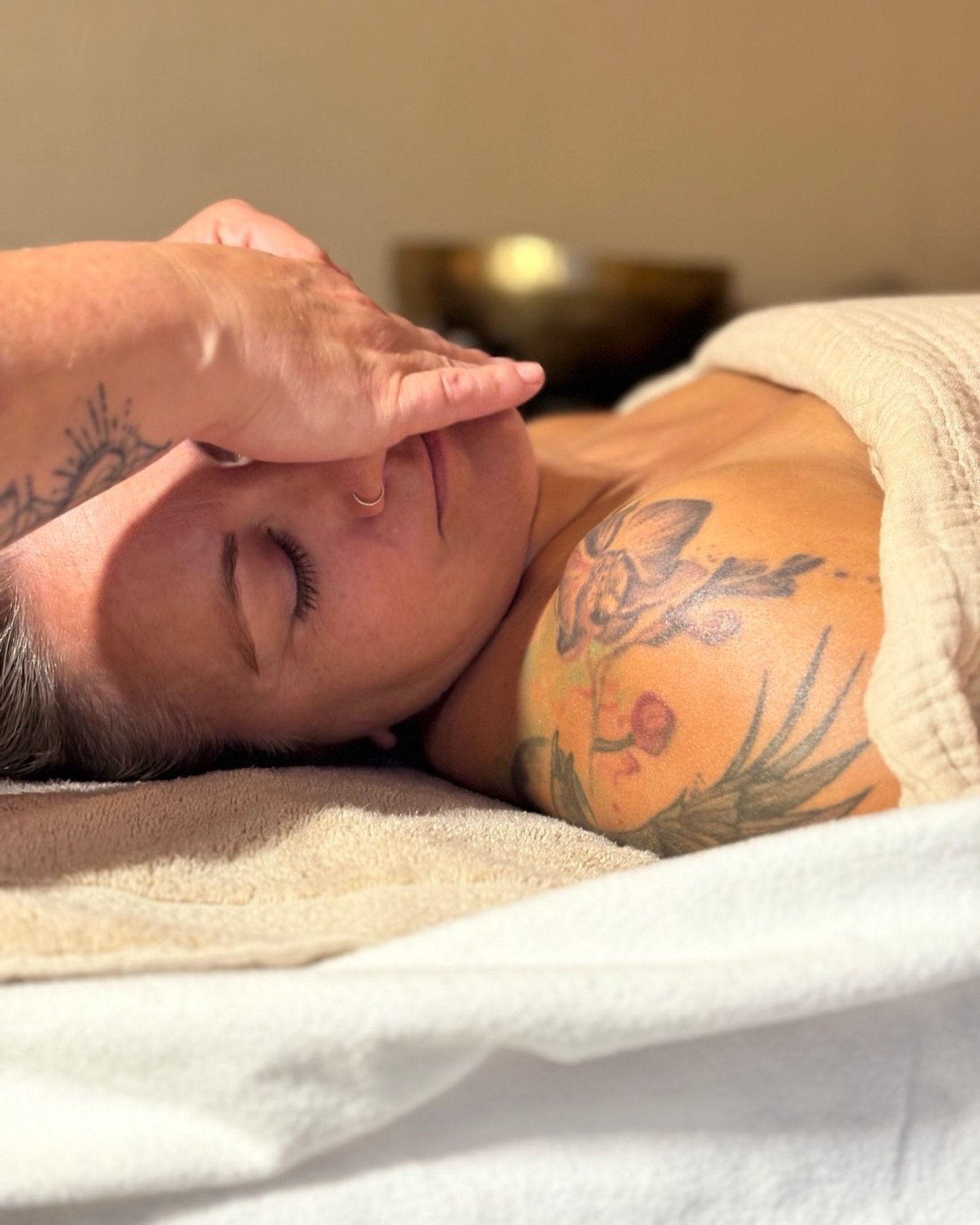 We live in a world that pushes us towards quick fixes and invasive solutions.  My approach honours the beauty of soft aging. 

The techniques I use are result driven, to bring back your glow, soften fine lines and to sculpt the face.  For me it&rsquo