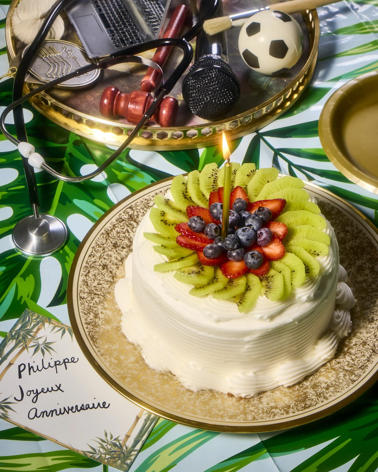 Le Monde's series Le Prénom, by Henry Hargreaves & Charlotte Omnès, visually interprets the cultural, social, and personal significance of first names told through the lens of a birthday cake.