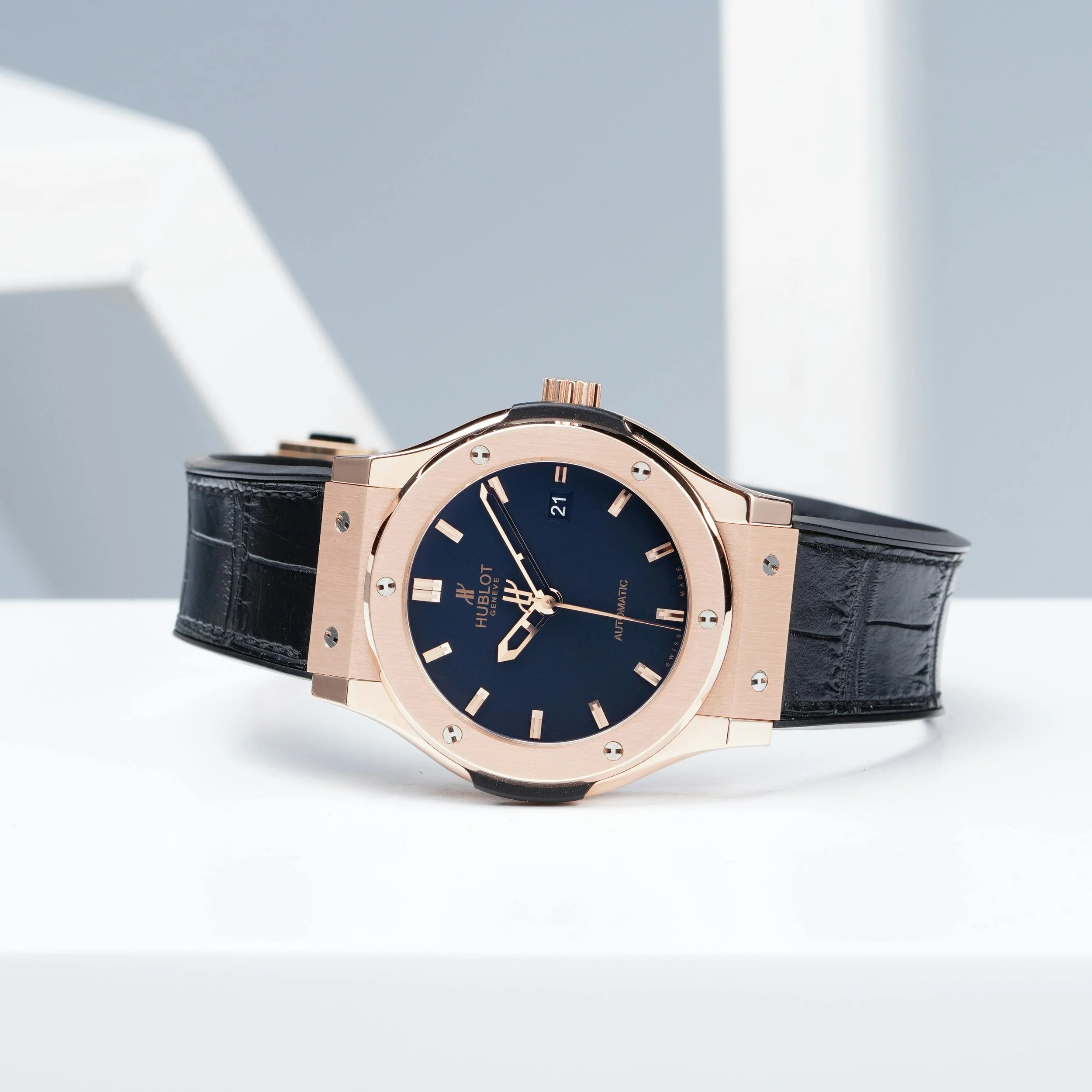 Reloj de pulsera de lujo con caja de oro rosa, esfera azul y correa de cuero negra