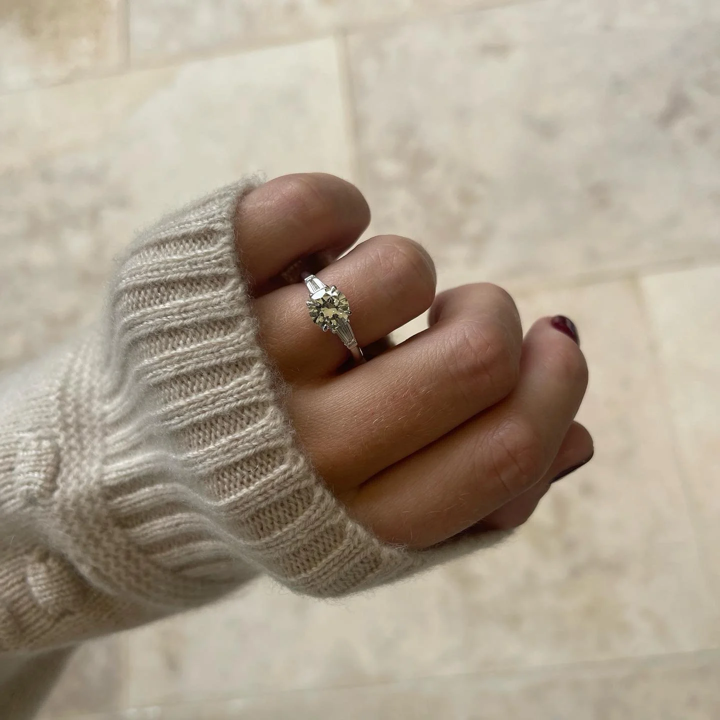 18ct white gold traditional diamond three-stone ring. The round brilliant-cut diamond flanked by tapered baguettes. 💎
