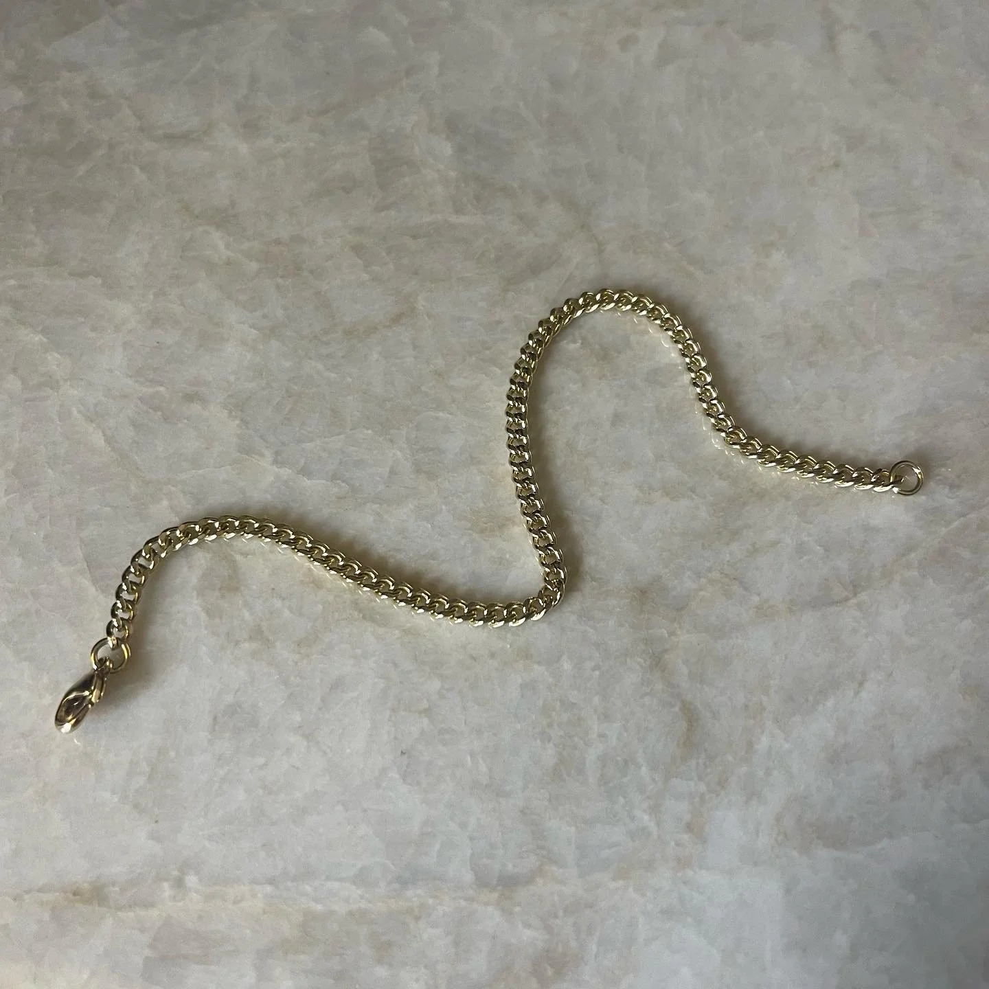 18ct yellow gold curb link bracelet 😍❤️&zwj;🔥 Comes in all different lengths and widths.