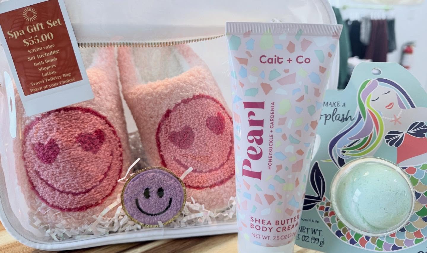 Need a quick and easy gift?

Our $55 spa gift set ($70 value) is perfect for the girl who loves a little pampering! 

It includes YOUR choice of:
⭐️Slippers
⭐️Bath bomb 
⭐️Full size body lotion 
⭐️Adhesive patch to personalize it
⭐️XL Travel Toiletry