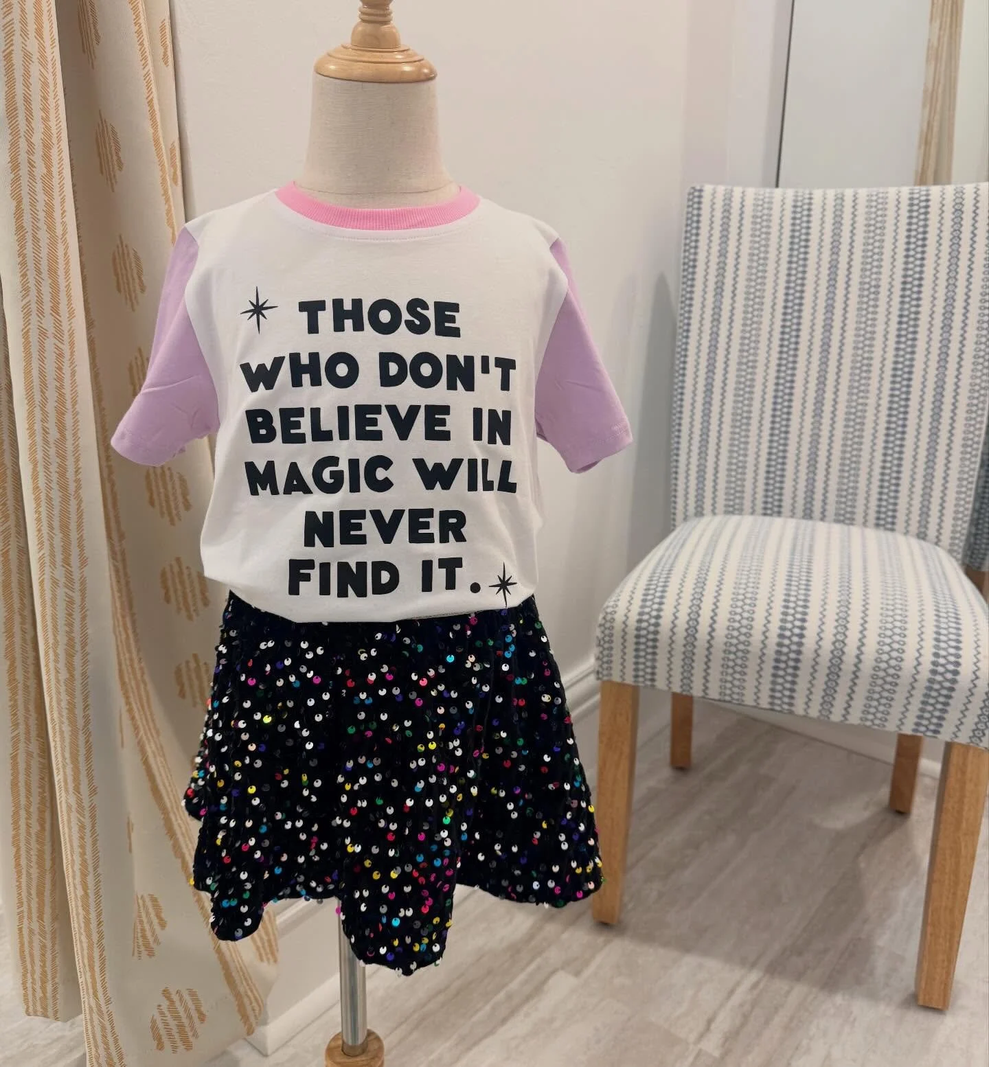 Raise your hand if you think this would outfit would look perfect with a pair of ears on, standing in front of Cinderellas castle!

🙋&zwj;♀️