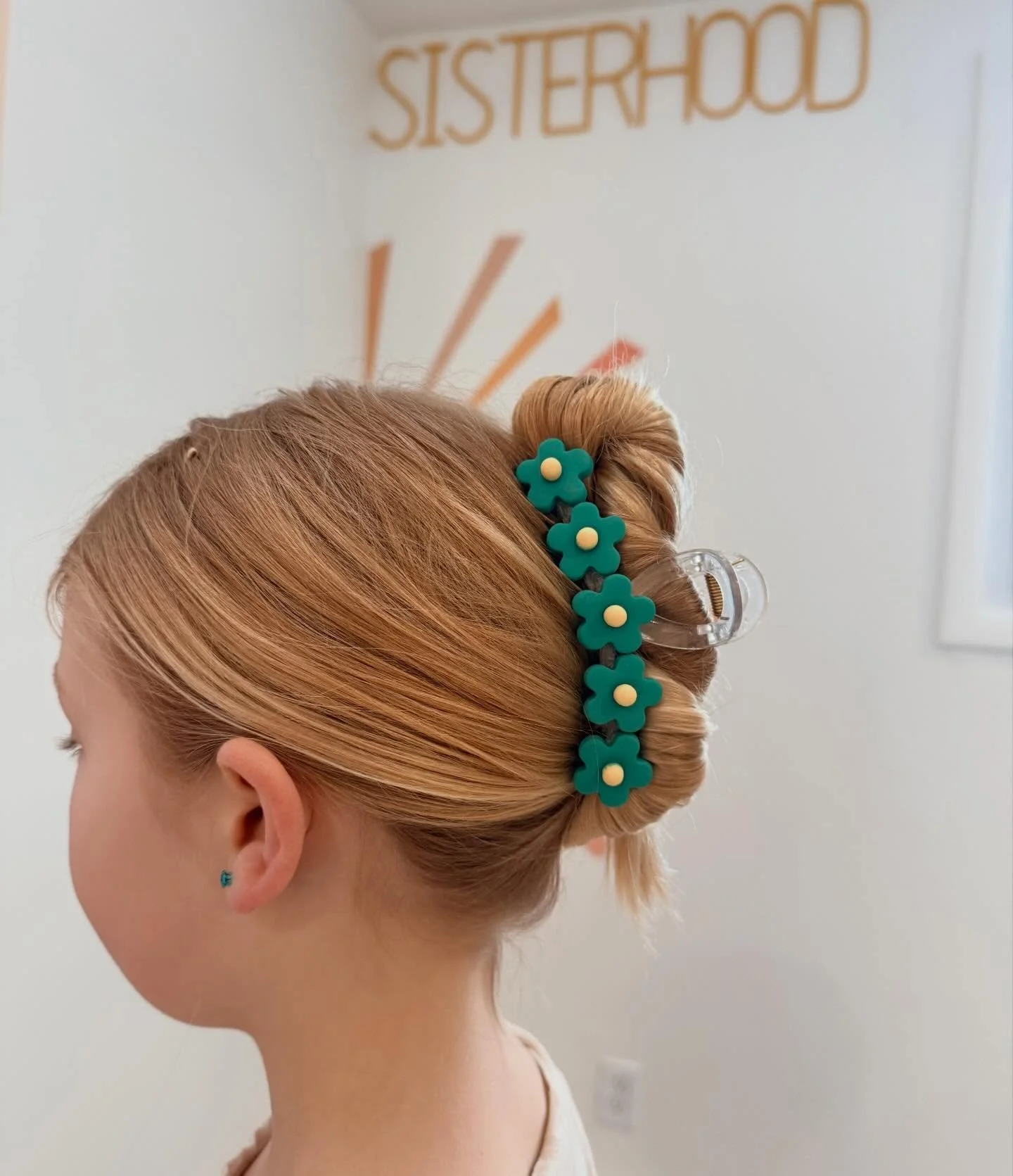 Bringing a little spring into the store with this cute flower claw clip 🌸