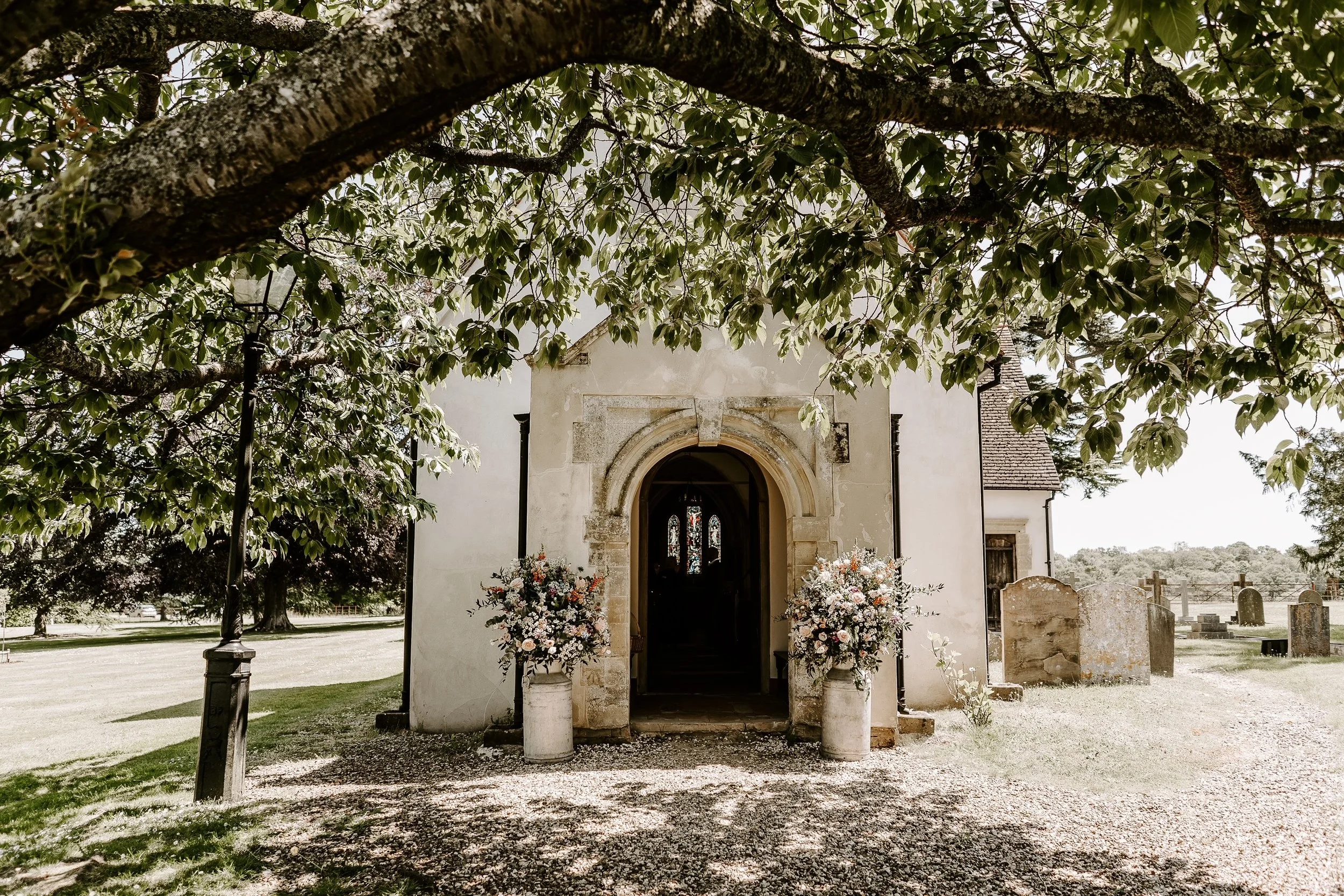 How to Find and Hire the Right Wedding Florist for Luxury Weddings in Berkshire, Hampshire and the South East