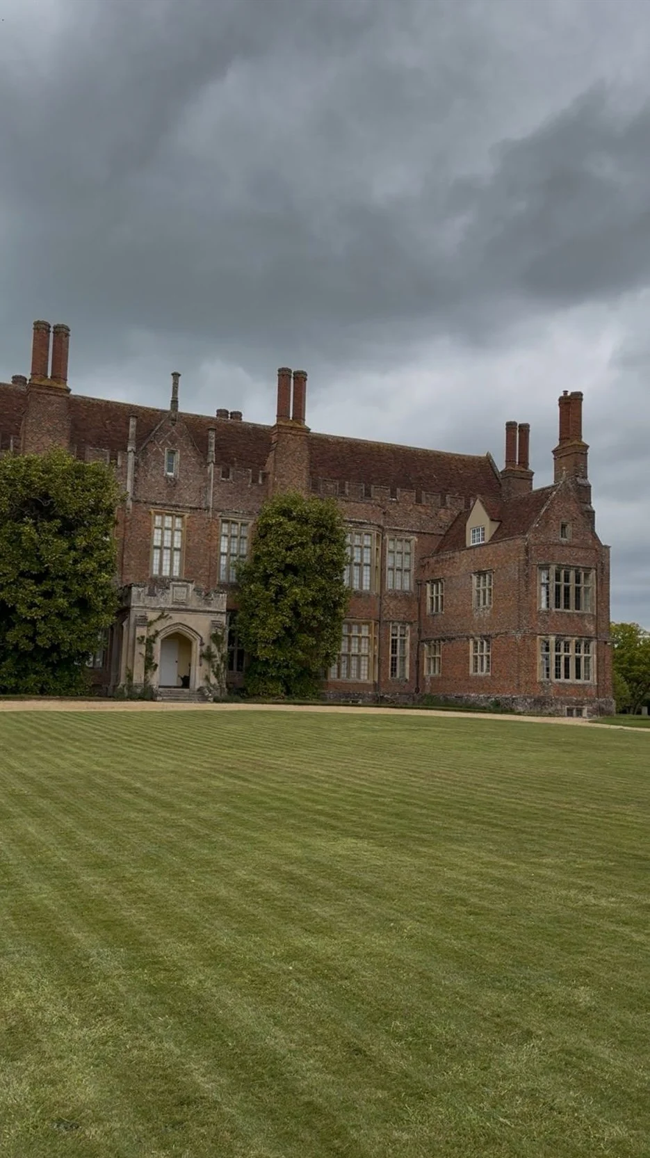 Wedding Flowers at Mapledurham House, Oxfordshire - A Luxury Wedding Florist Guide