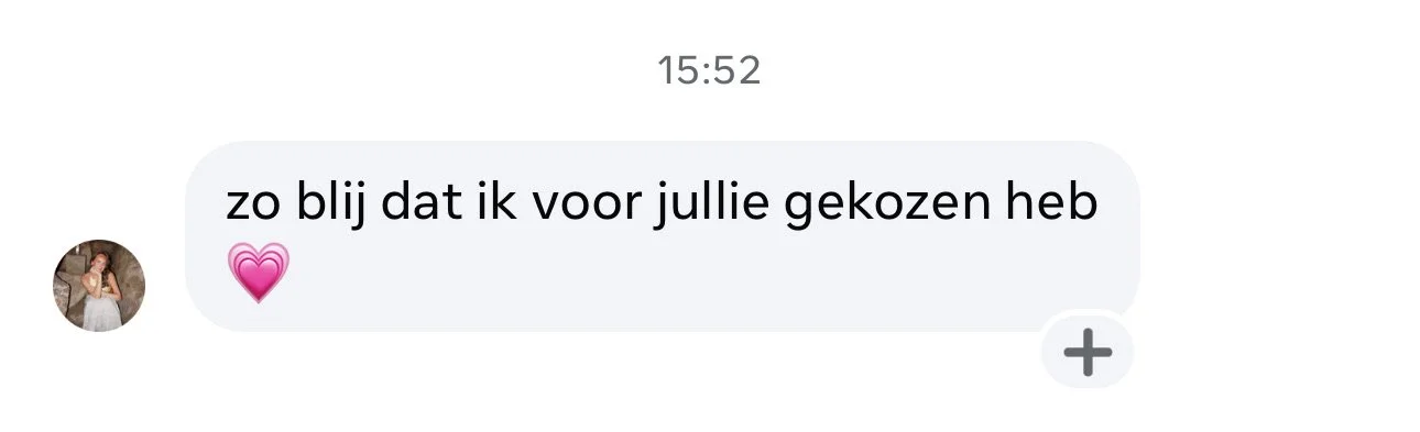 Een screenshot van een WhatsApp-bericht waarin staat: 'zo blij dat ik voor jullie gekozen heb' met een roze hart emoji.