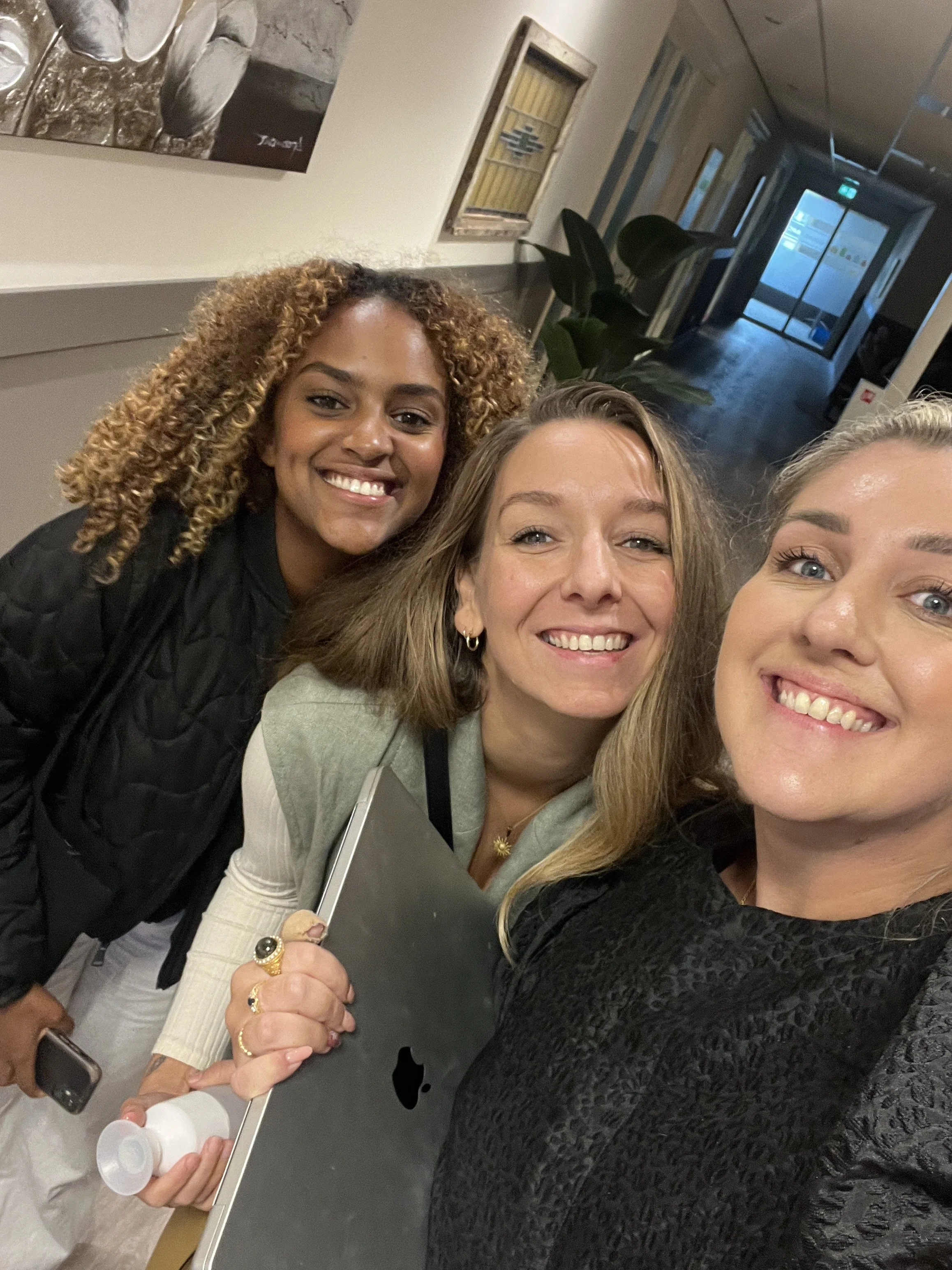 Kirsten en Sharona sample meeting met Mical van Evanera voor Build & Launch