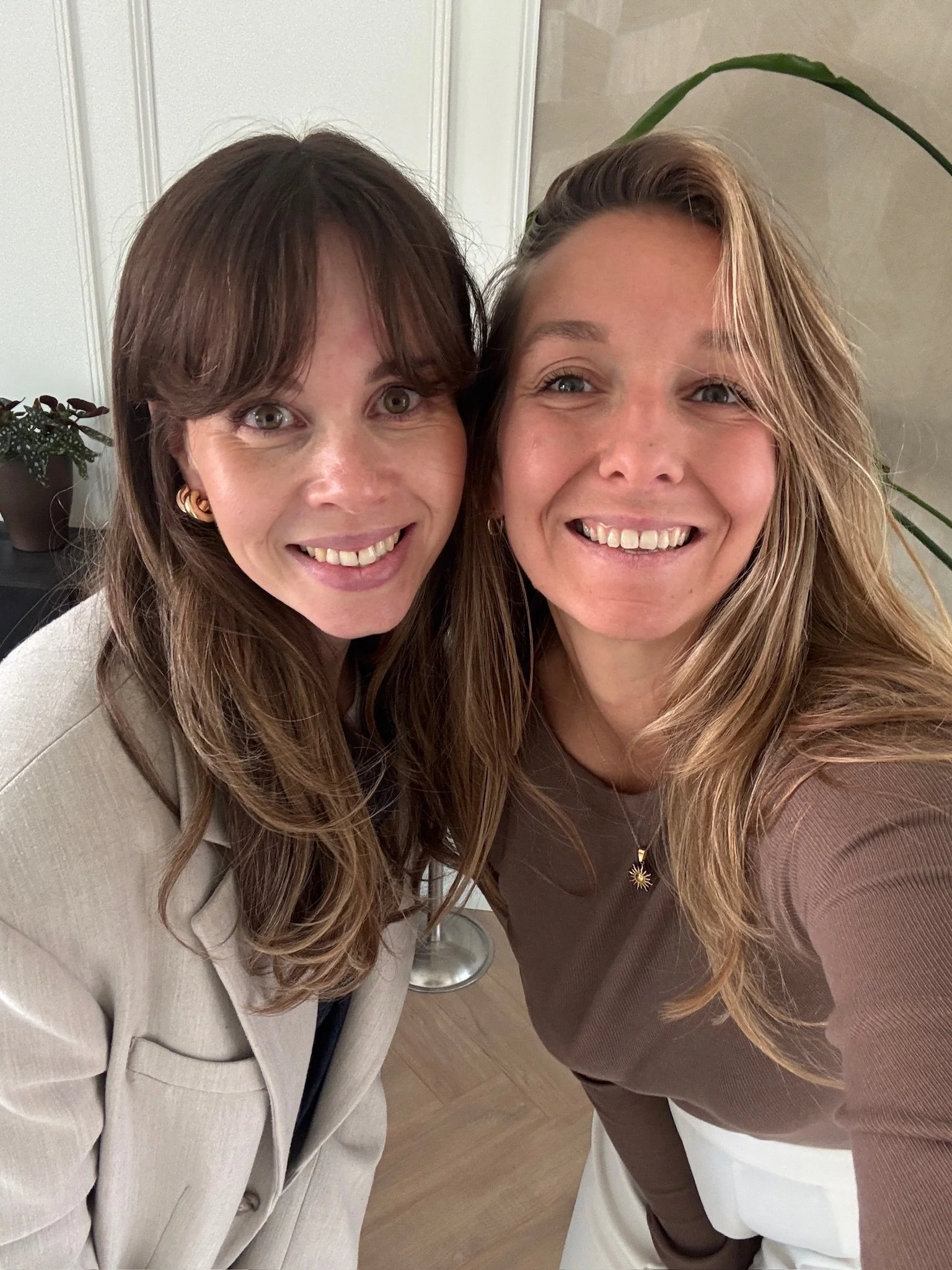 Kirsten en Sharona sample fitting met Lysanne van Roews voor Build & Launch