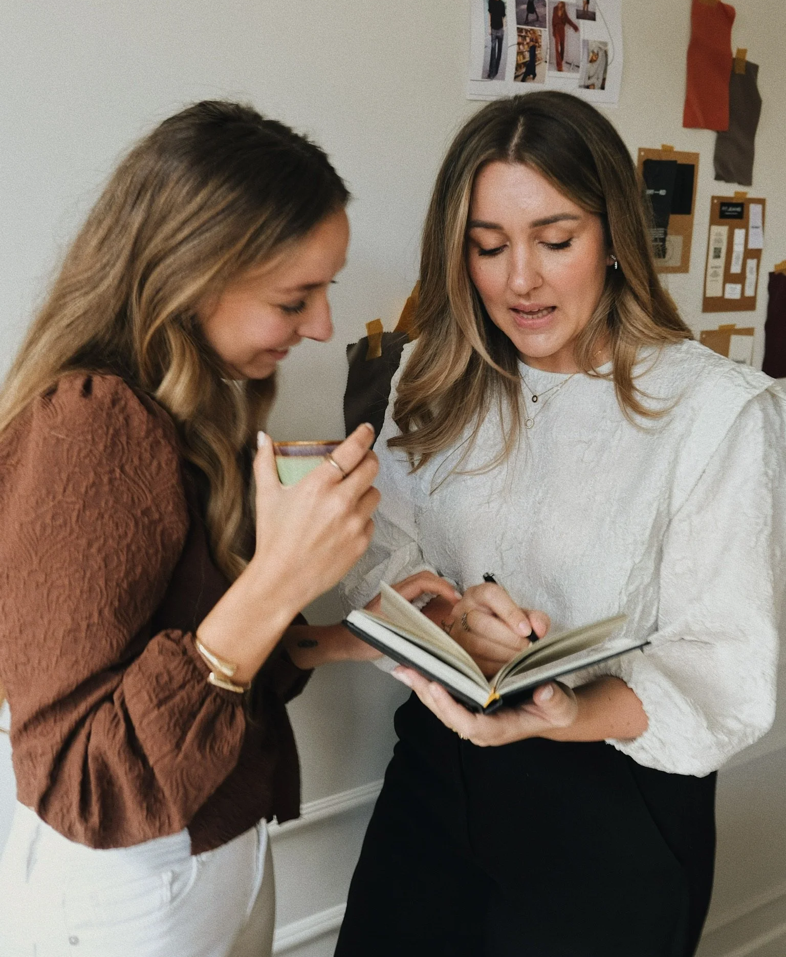 Kirsten Alandt en Sharona Blom in mode atelier, werkend aan eigen kledinglijn