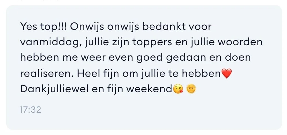 Een bericht in een chat waarin iemand bedankt voor de toppers en woorden, en zegt dat het fijn is om de collega's te hebben, met een hartje en een paar emoji's.