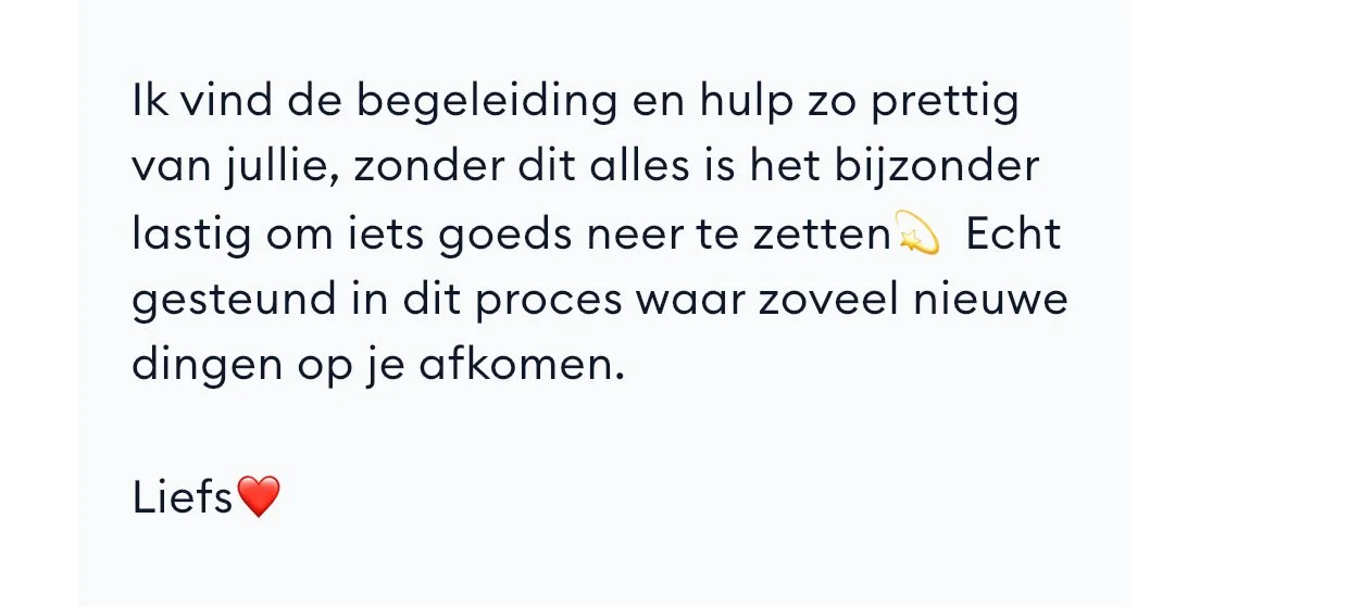 Een screenshot van een bericht met een hartemoji en een vleermuisemoji, geschreven in het Nederlands.