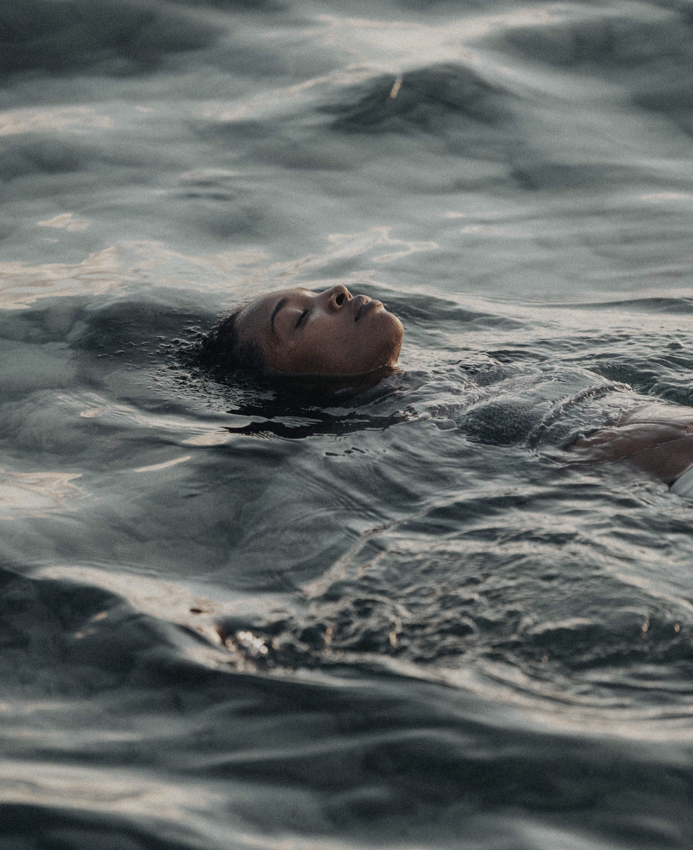 Campagnefoto vrouw in zeewater Behr skin via Build & Launch Academy