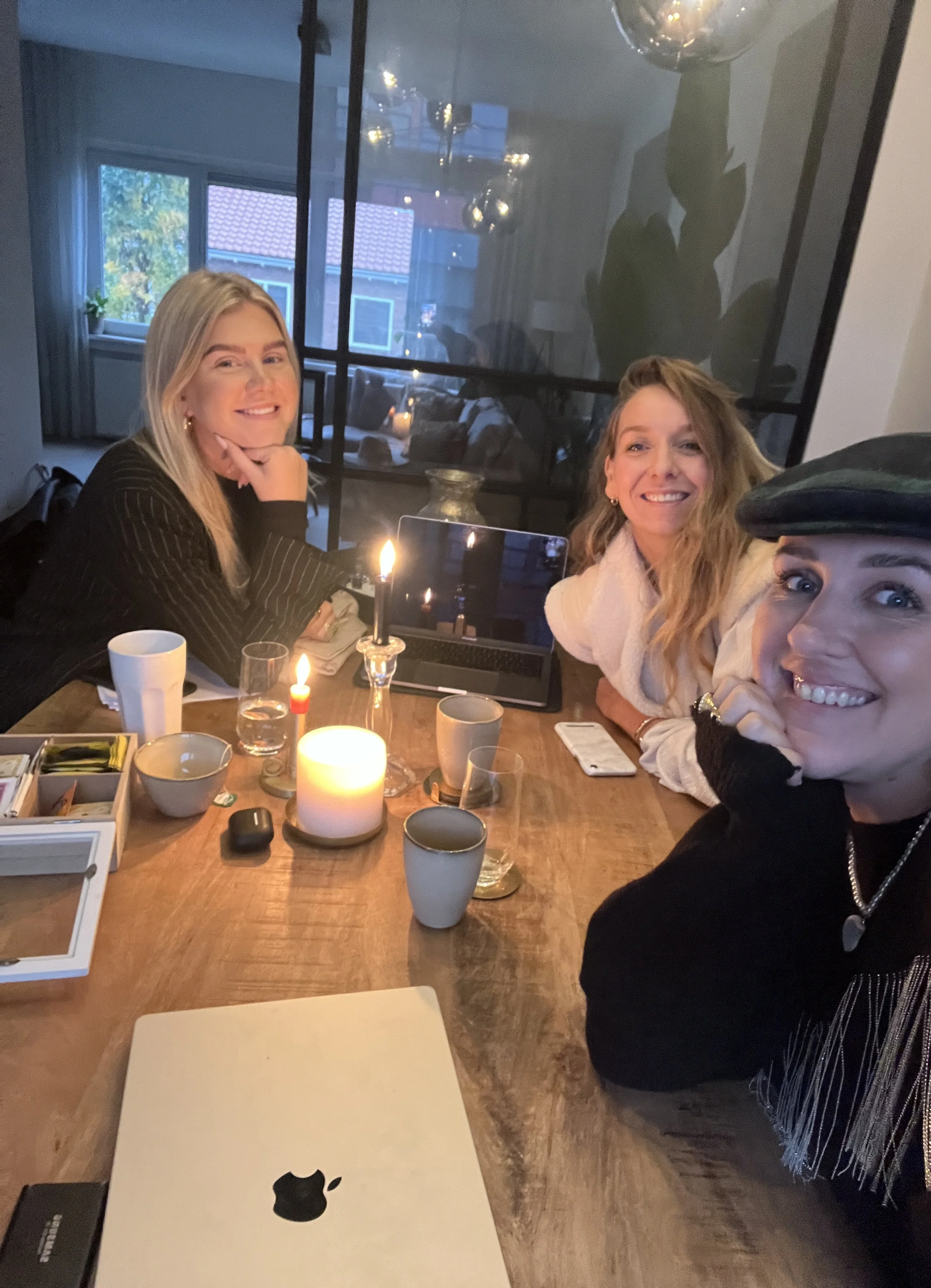 Kirsten en Sharona meeting met Meike van Inches the Label voor Build & Launch