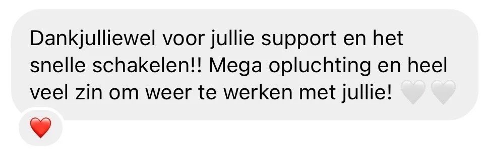 Tekstbericht met woorden van dank, hart emojis en witte hart emojis.
