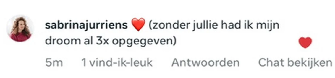 Een screenshot van een Instagram-bericht dat door Sabrina Jurrjens is geplaatst, met een rode hart-emoji en tekst in het Nederlands.