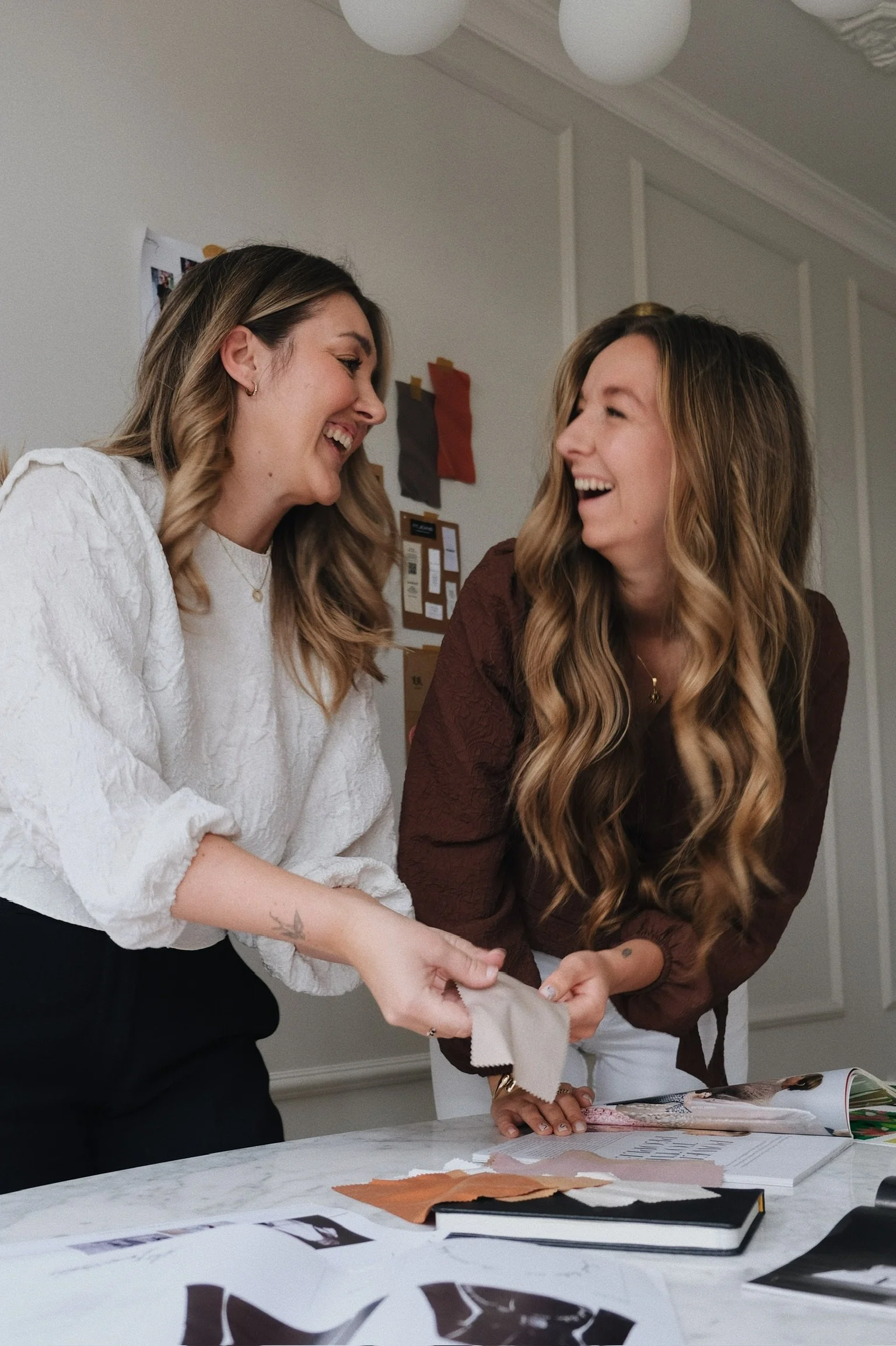 Kirsten en Sharona selecteren stoffen voor eigen modemerk in Build & Launch Academy