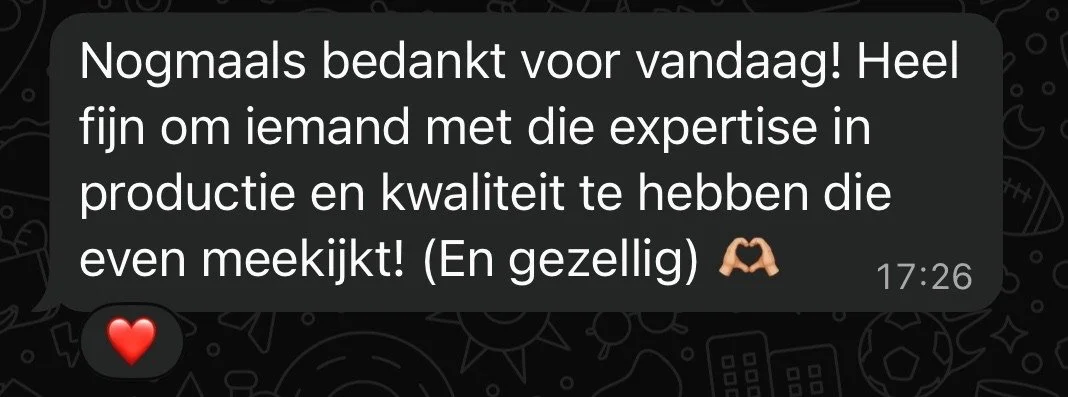 Een chatbericht in het Nederlands waarin iemand bedankt voor de dag en de expertise en kwaliteit van iemand anders prijst, inclusief emoticons van een hart en twee handen die een hart vormen.
