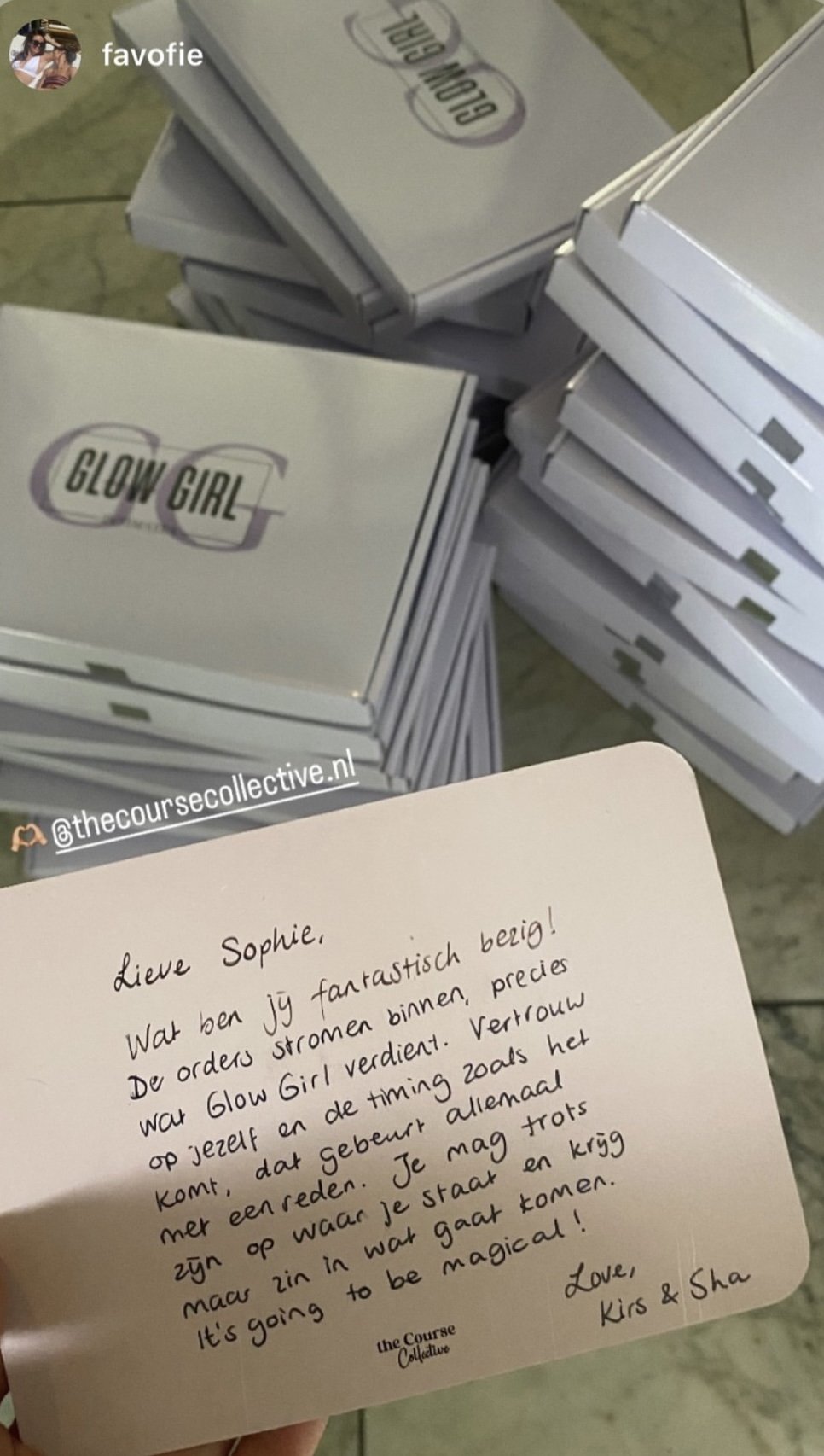 Stapel witte doosjes met de tekst 'GLOW GIRL' en een handgeschreven brief in het Nederlands gericht aan Sophie, met een boodschap over de kracht van het Glow Girl silhouet.
