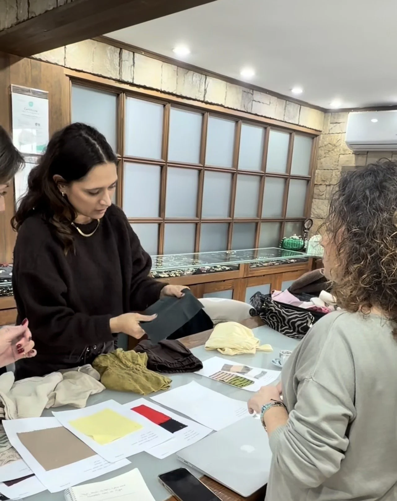 De Huismuts Homewear productontwikkeling bij leverancier in Turkije