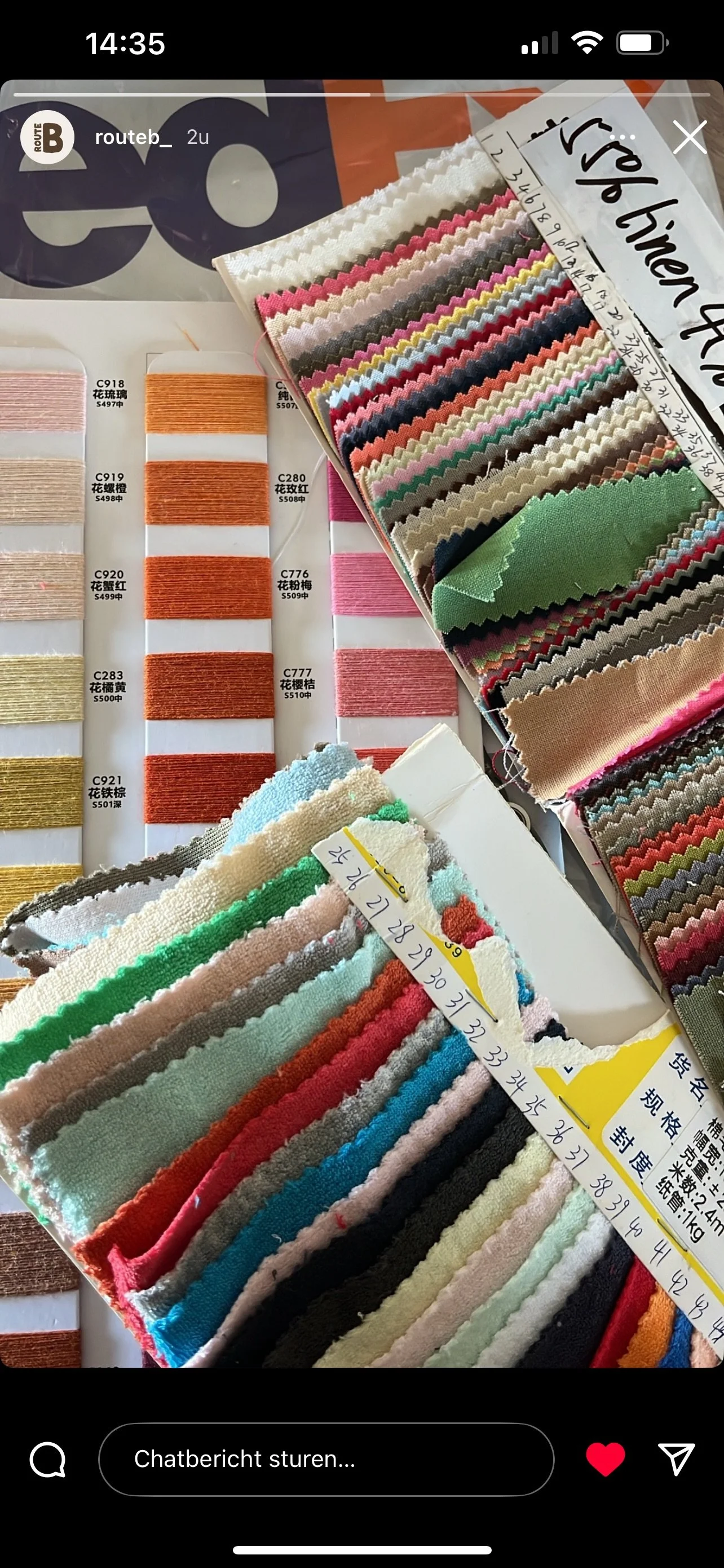 Een collectie verschillende gekleurde stoffen en garens, met een overzicht van kleurstaalboeken en sachets met stoffen en linten.