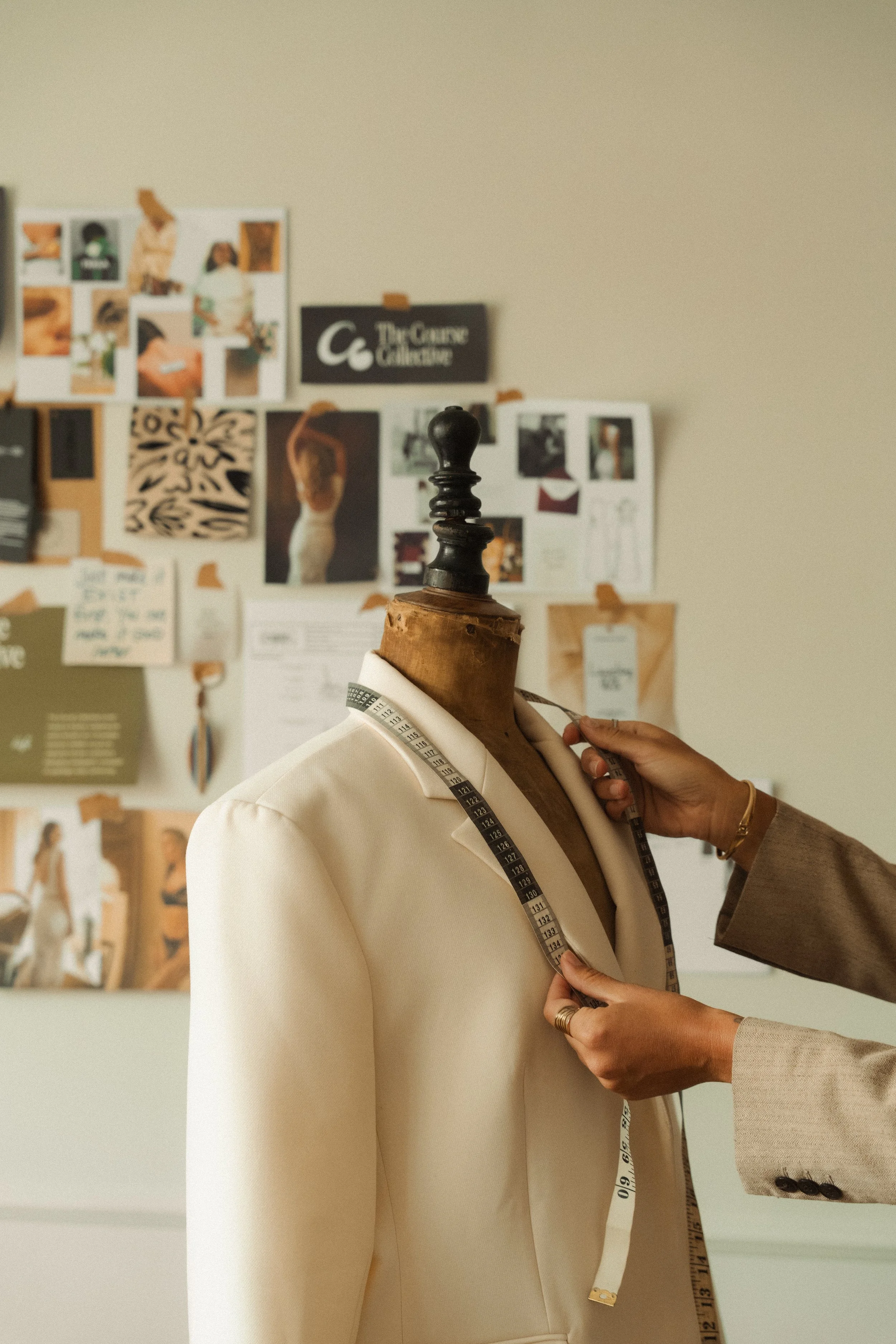 Samples doorpassen op paspop met meetlint in atelier